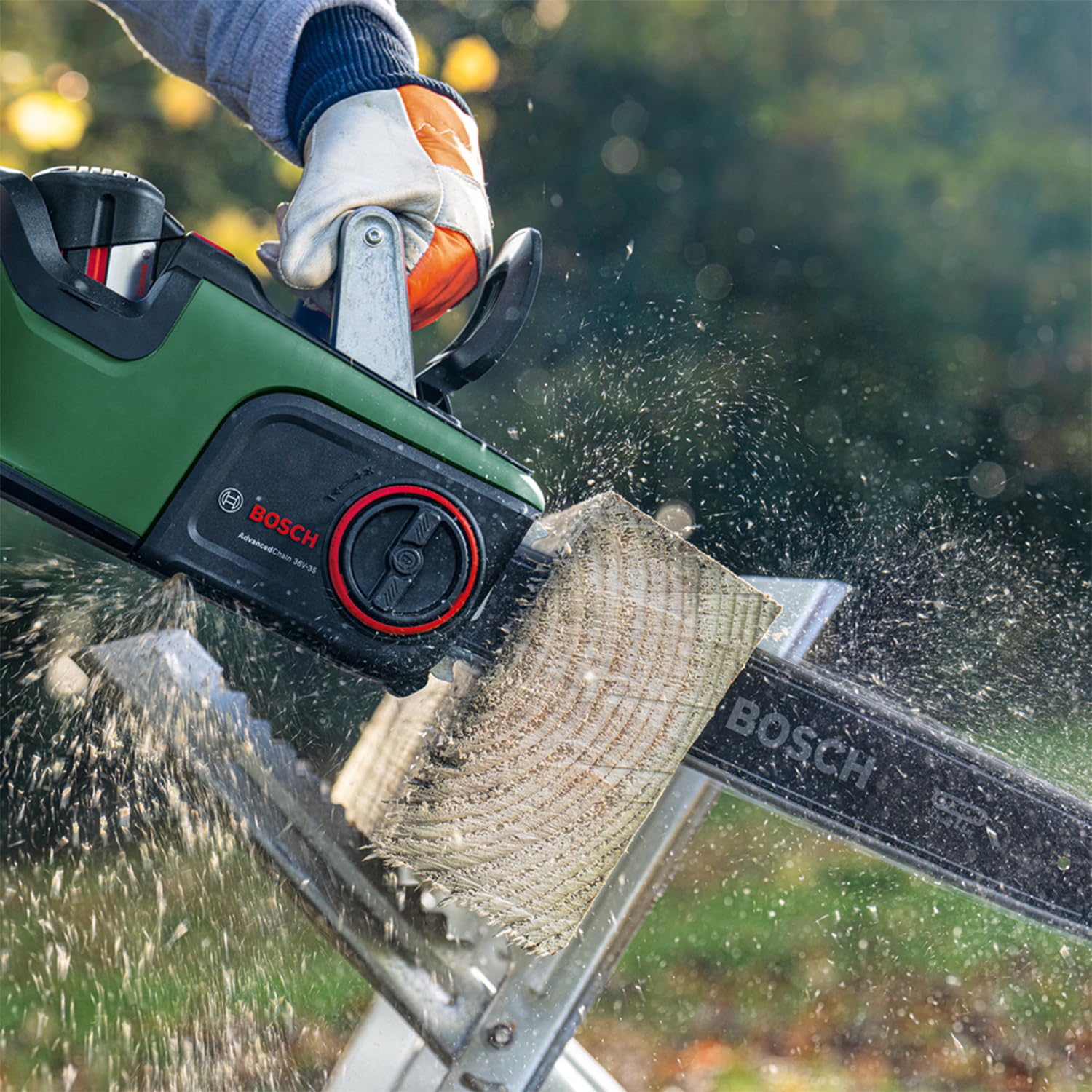 Bosch Home and Garden Bosch Akku-Kettensäge AdvancedChain 36V-35-40 (zum Schneiden durch härtestes Hartholz; 36-Volt-System; Kettengeschwindigkeit: 14 m/s; 1 x 2,0-Ah-Akku und Ladegerät)