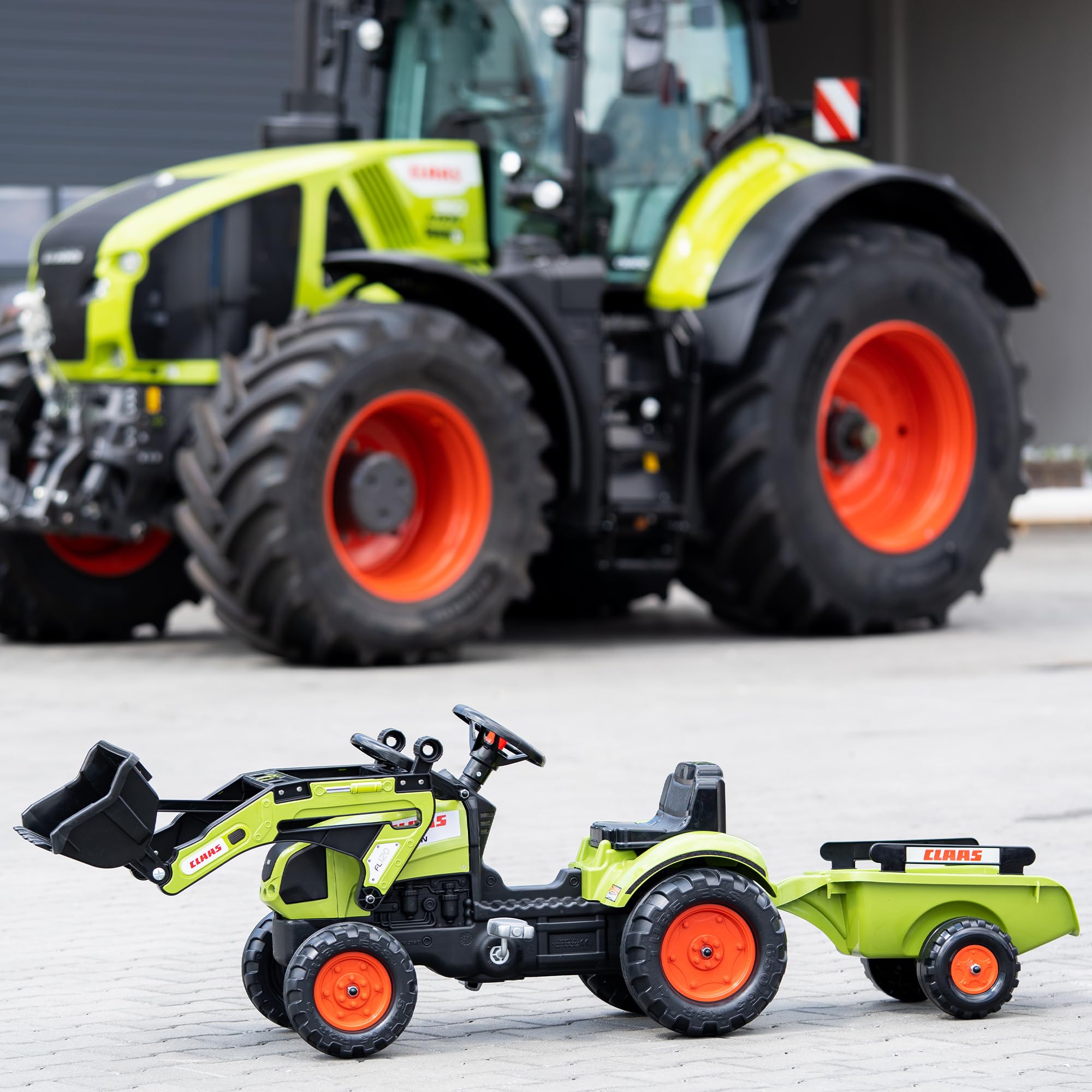 CLAAS Tractopelle Arion 410 avec remorque