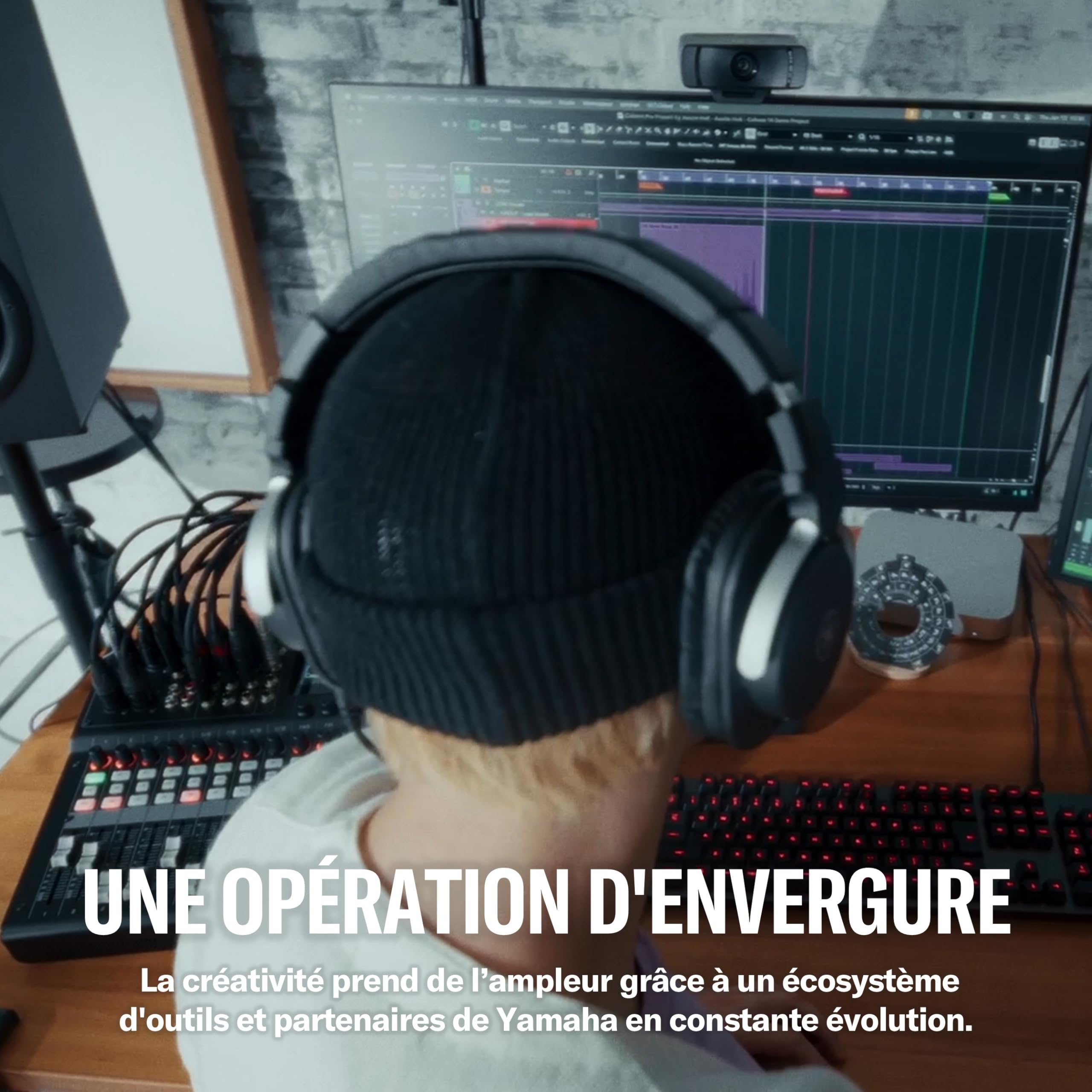 YAMAHA MGX12 Console de Mixage Numérique avec LCD Tactile, Bluetooth, Blanc | Console Compacte avec Double USB, Enregistrement Multipiste microSD et Outils Audio Intelligents