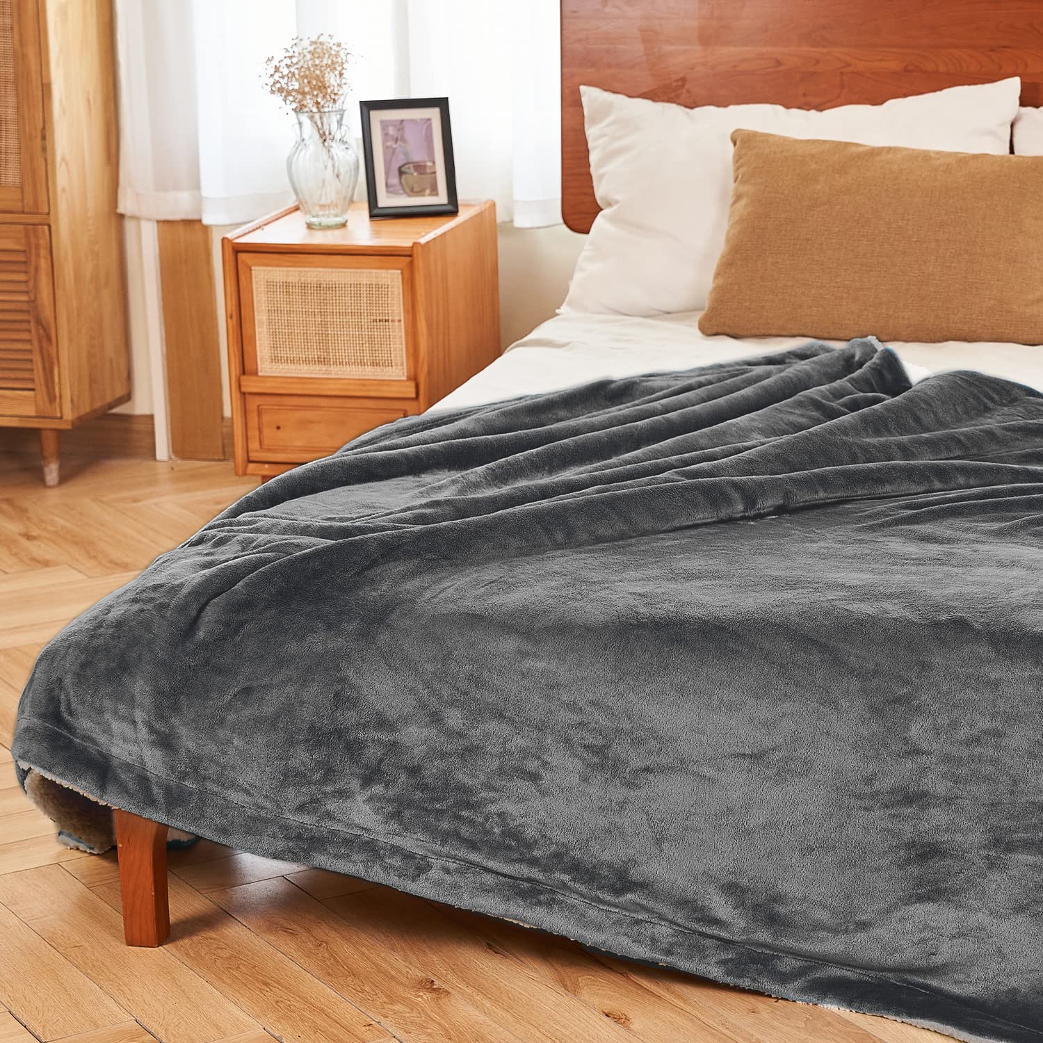 Moofun Dark Grey Sherpa Fleece Throw Blanket, Soft Fluffy And Durable Blanket For Both Sofa And Bed 150Cm X 200Cm