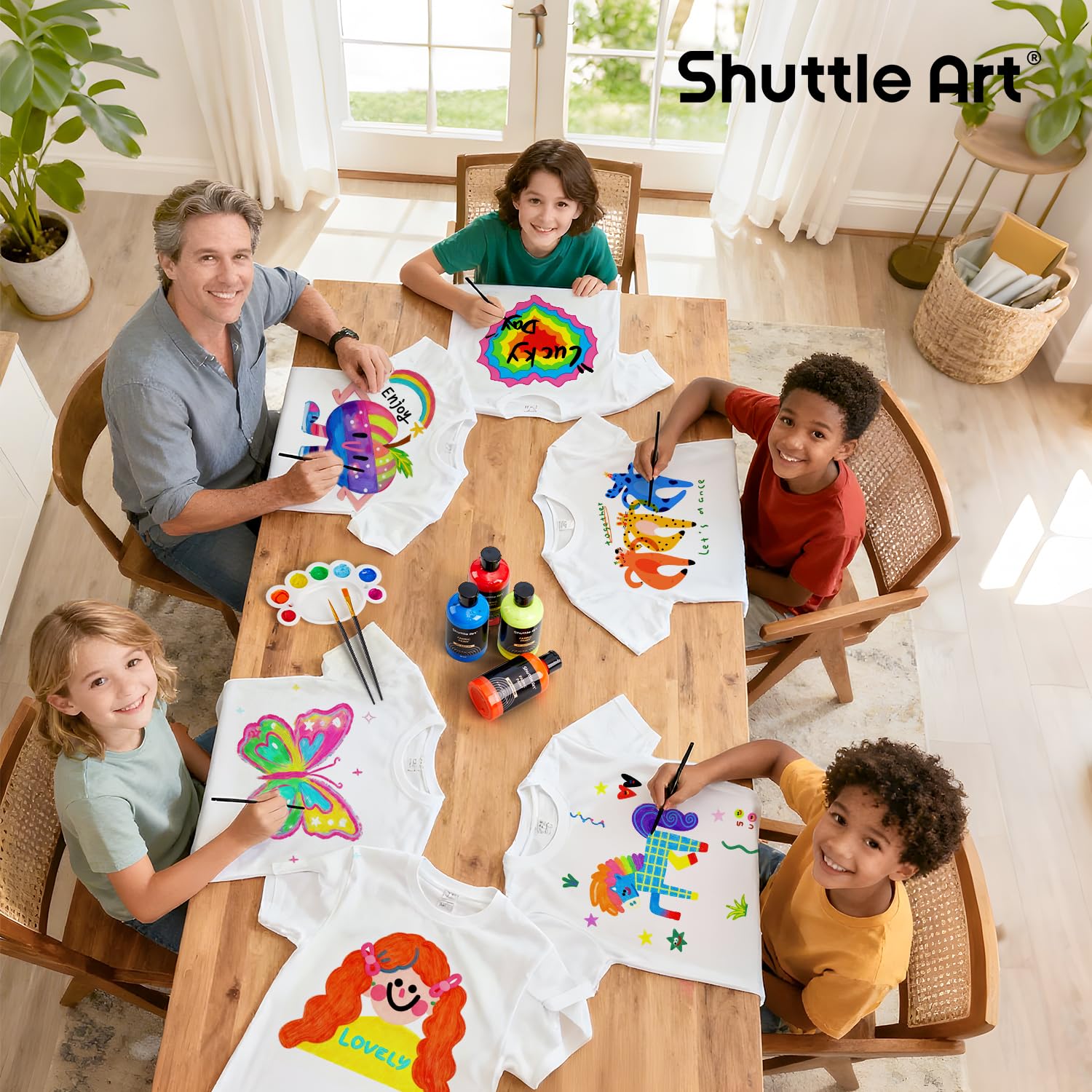 Shuttle Art Farba tekstylna nadaje się do prania w pralce, 18 odpornych na pranie farb do tkanin (po 250 ml) w butelkach z pędzlami, szablony, wodoodporne farby do tkanin dla dzieci na koszulkach