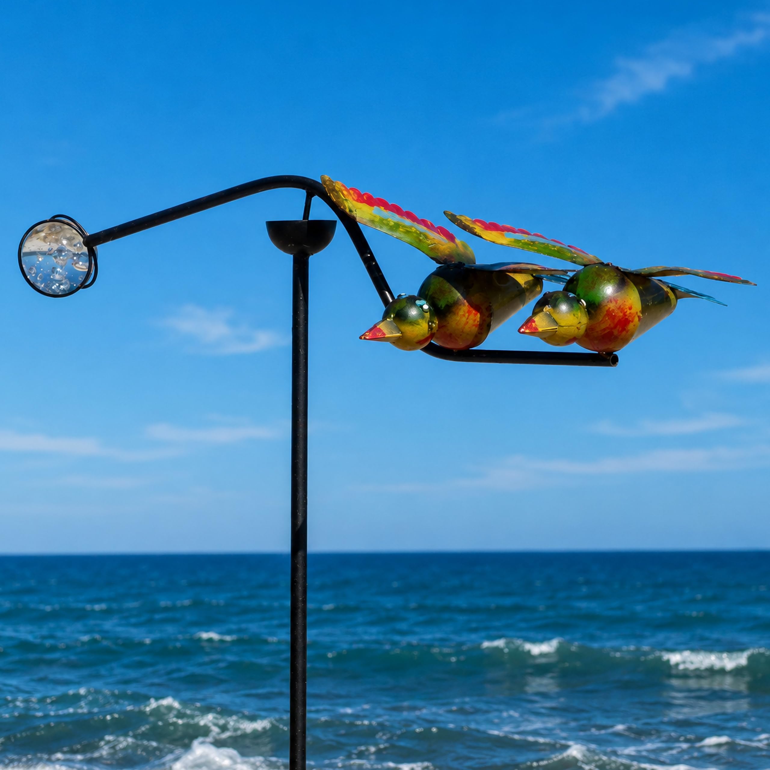 Pommerntraum ®| Windspiel Gartenpendel Metallwindspiel Gartendeko Vögel | Vogelwippe Gartenwippe Gartenstecker Vogel Glaskugel Vogelpendel Vogelmotiv Gartenpoesie (VERLIEBTE VÖGEL MIT GLASKUGEL BUNT)