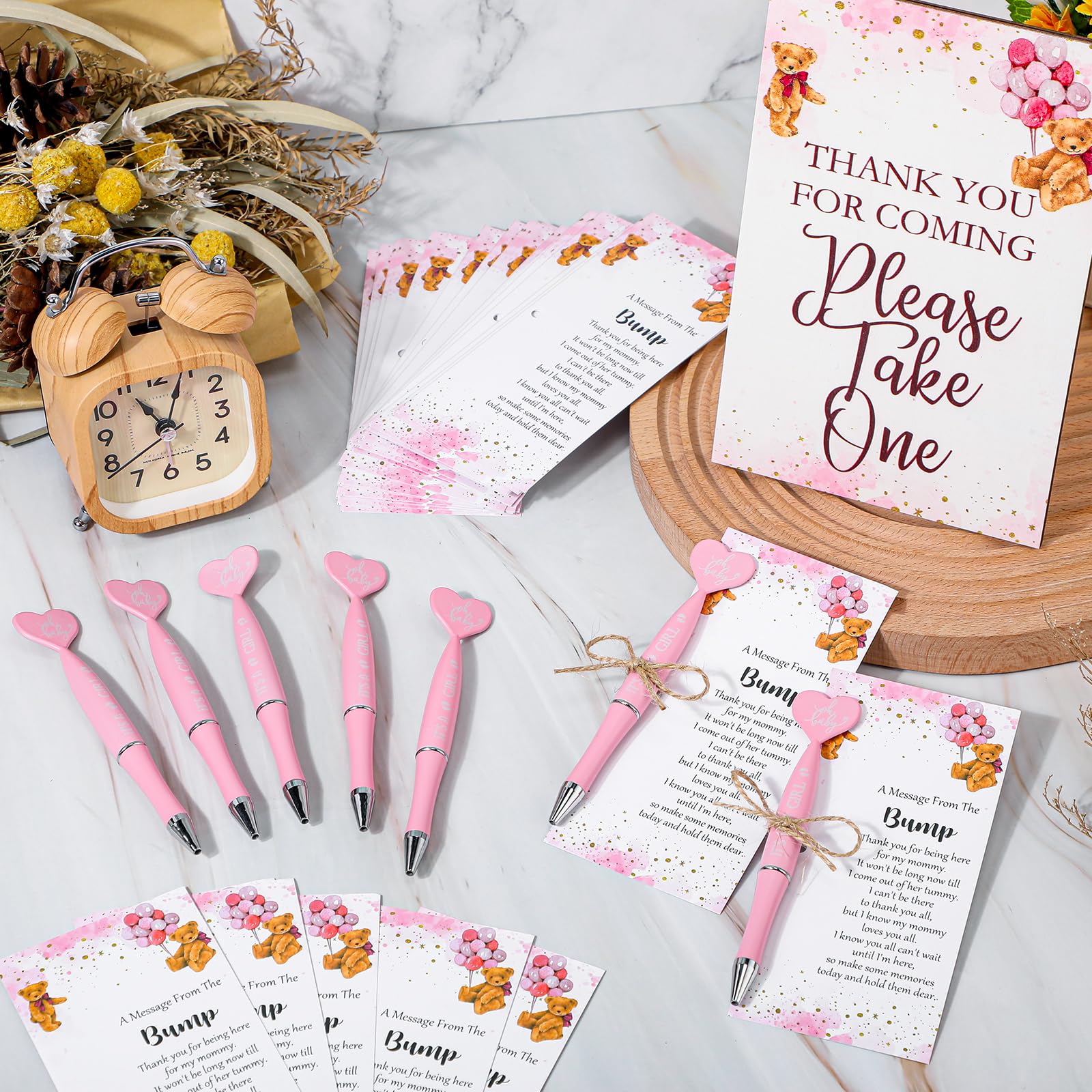 Qeeenar Juego de 50 recuerdos de baby shower para invitados, 1 letrero de agradecimiento por venir, 50 bolígrafos en forma de corazón, 50 tarjetas de agradecimiento con cordel para baby shower (niña,