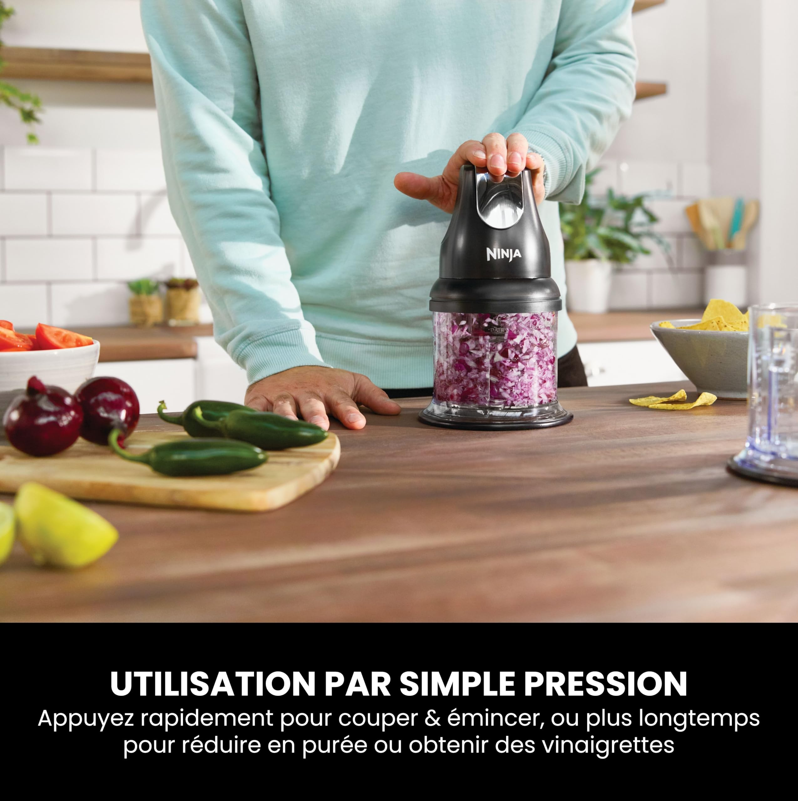 Ninja Express Chop Mini-hachoir électrique à herbes et légumes, pour hacher, émincer et réduire en purée les aliments afin de réaliser sauces, purées et soupes, Mixeur compact noir NJ1002EUBK