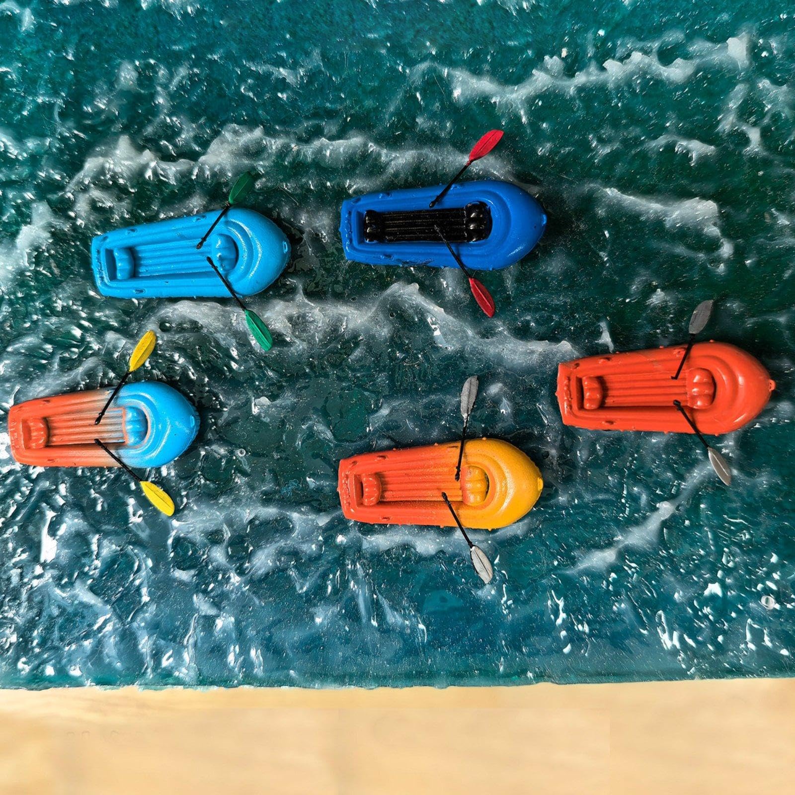 5 Pezzi Modello Kayak Bambola Miniatura Gommone Accessori Raft Barca Micro Resina Adatto per Gioco Ragazzi Decorazione Sport Acquatici Ferrovia