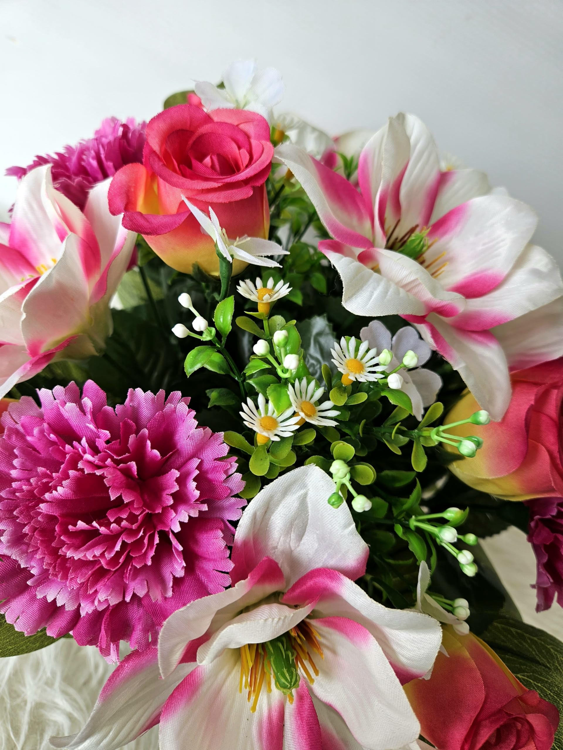 Composition de Fleurs Artificielles, Lesté Ciment pour Une Très Bonne Tenue à L' extérieur. Réalisé par Nos Soins, Fleurs de Qualité.
