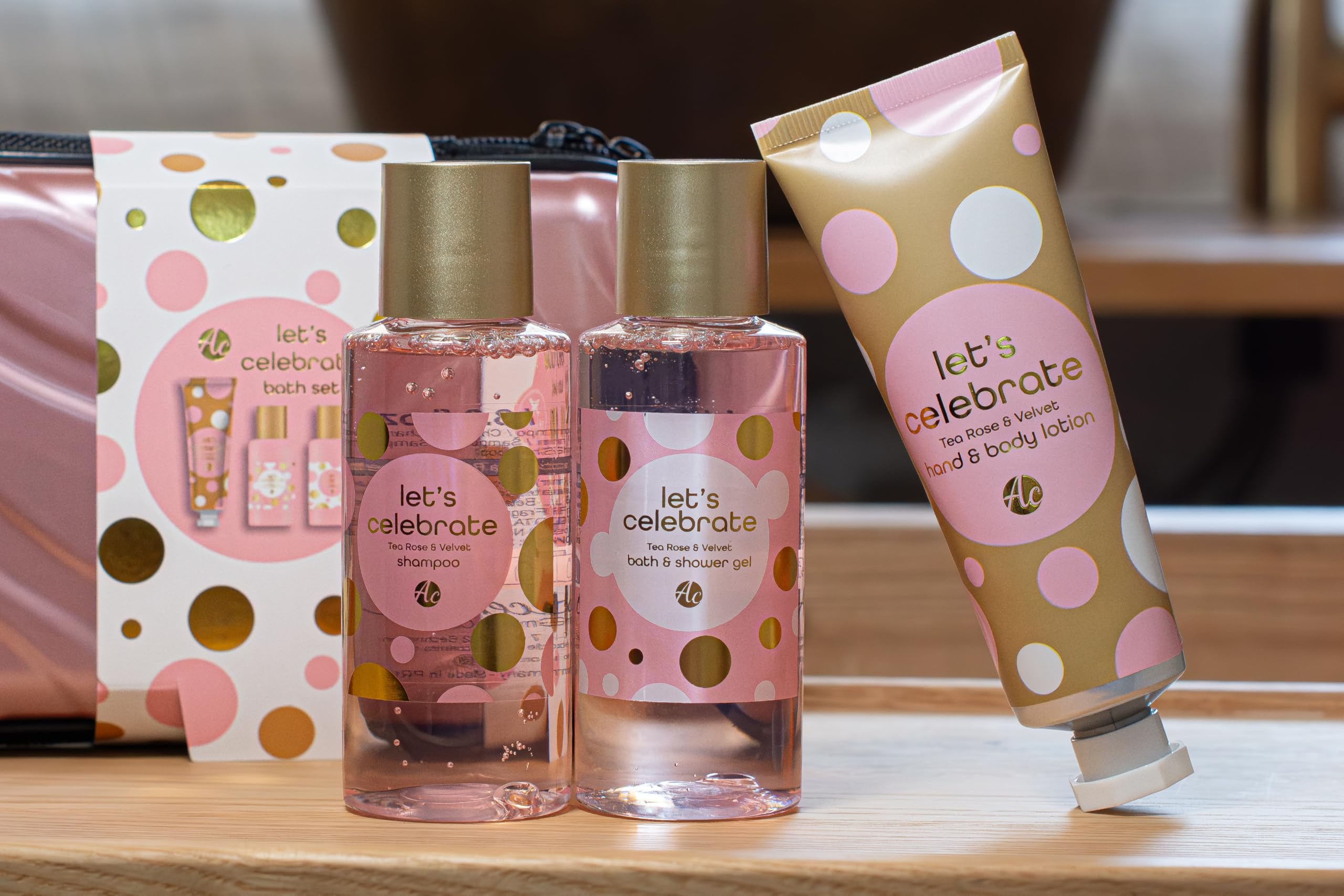 accentra - Let's celebrate Set regalo da donna in custodia rigida – Set da bagno e doccia con rosa e velluto con gel doccia, lozione per il corpo e shampoo – Set da viaggio per donne e ragazze