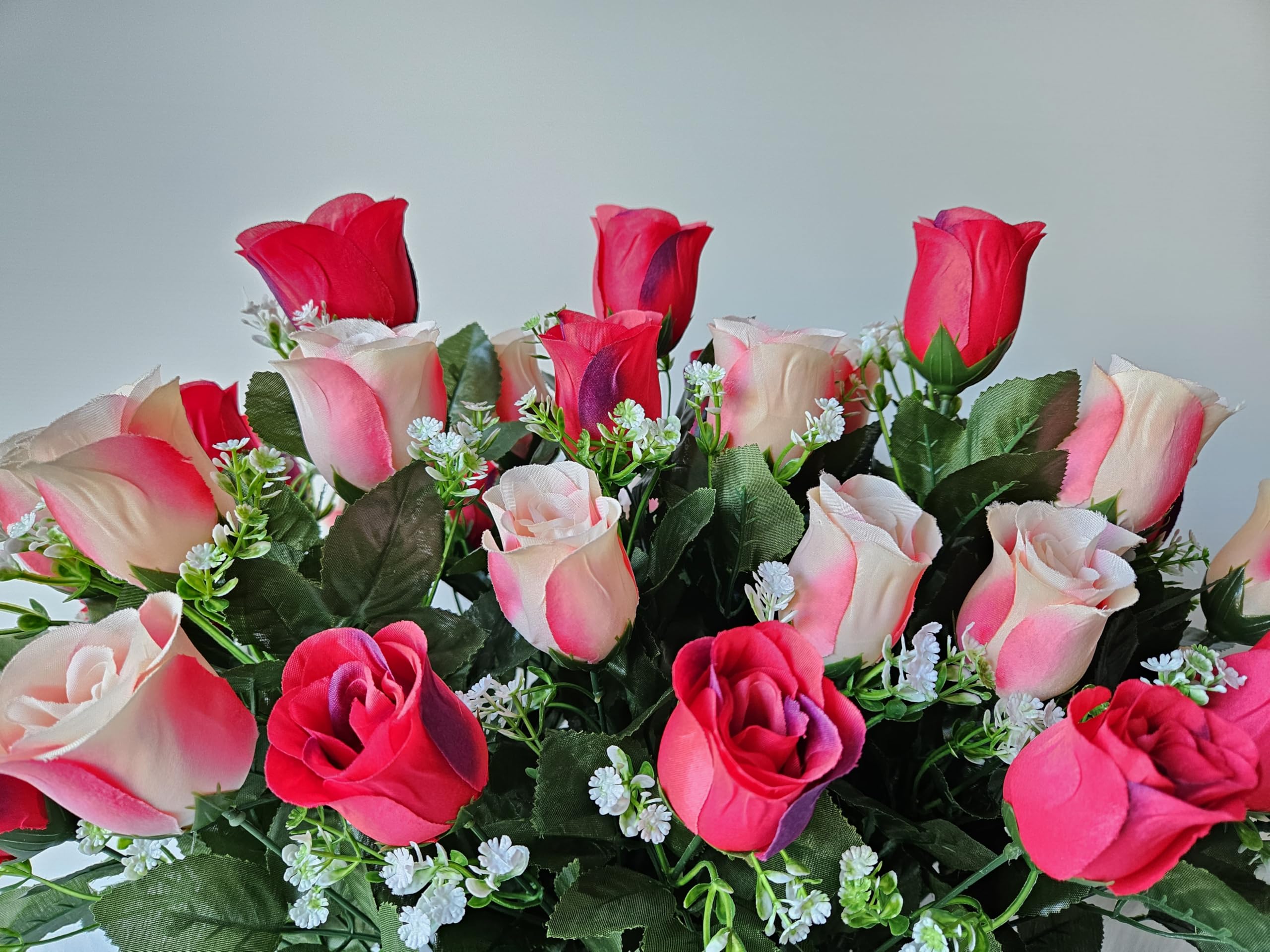 Composition de Fleurs Artificielles Lesté Ciment Pour Une Parfaite Tenue à L' extérieur. Réalisé Par nos Soins, Fleurs de Qualité.