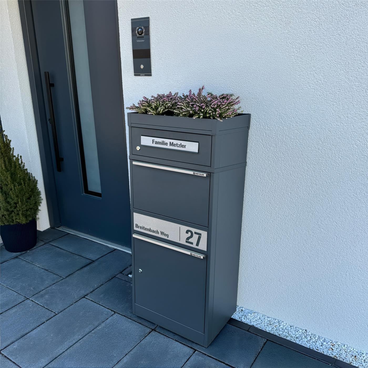 Metzler Paketbriefkasten mit Pflanzdach und Paketfach in Anthrazit RAL 7016, abschließbar und wetterfest, personalisierbares Edelstahlnamensschild, freistehend, robust, für große Pakete