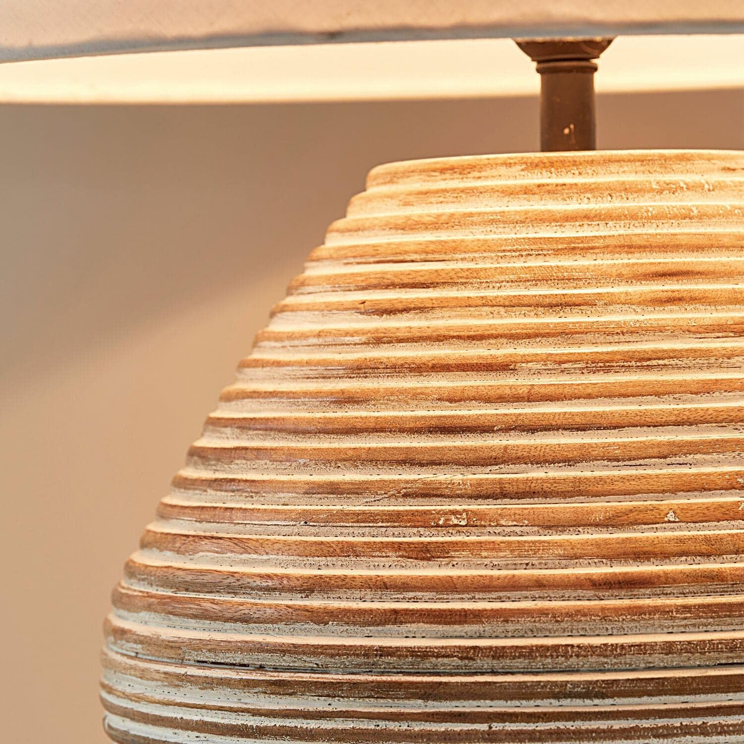 Loberon Tischlampe Landelin - weiÃŸ/braun | Handgedrechselt - Natüricher Look - Fuß mit White-Washed-Finish - Tischleuchte - Mangoholz