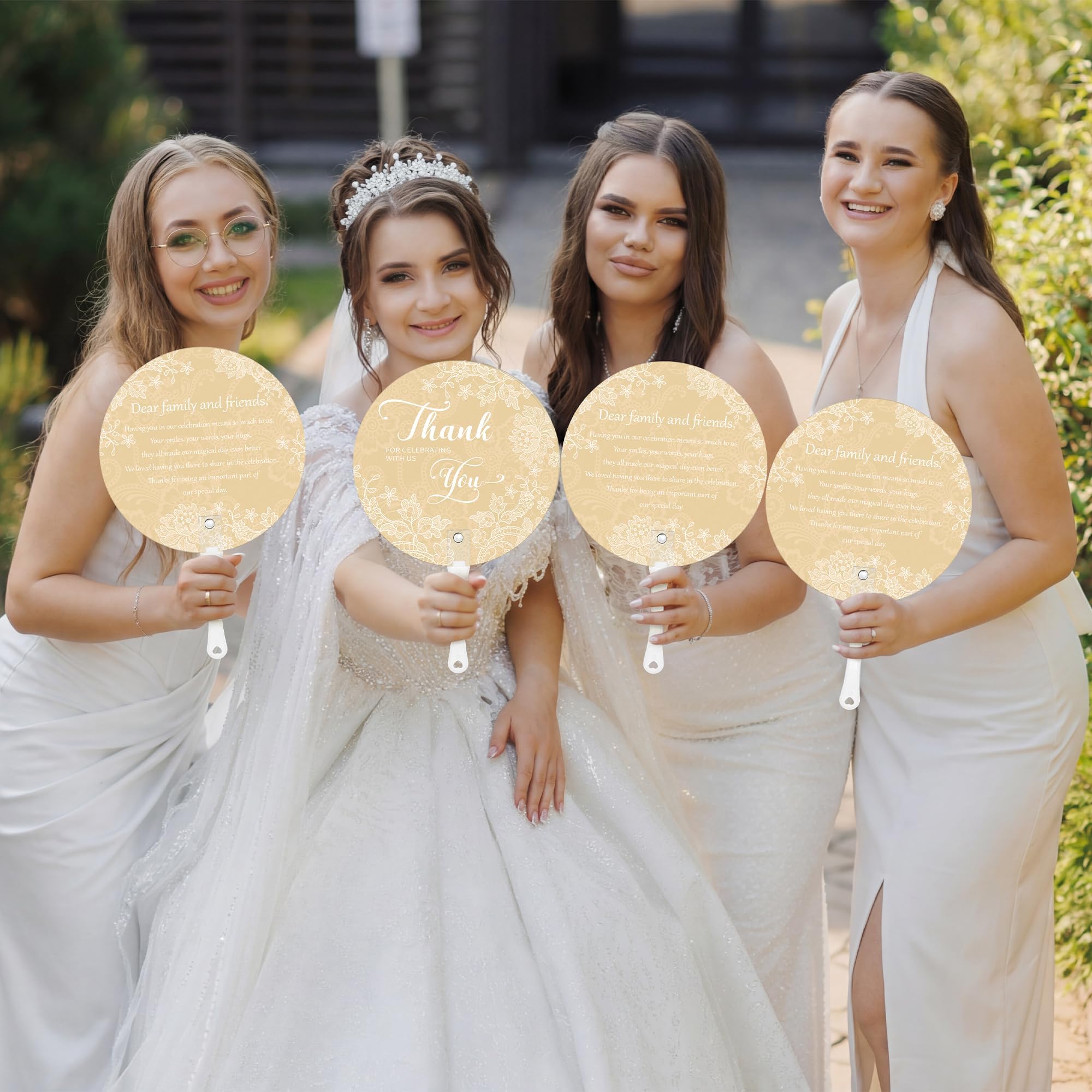Aneco 120 Stück Hochzeit Handfächer Bulk mit Tischschild Kunststoff Fächer mit Griff Handheld Hochzeit Favor Fans für Zeremonie Brautparty Party Supplies Weiße Spitze