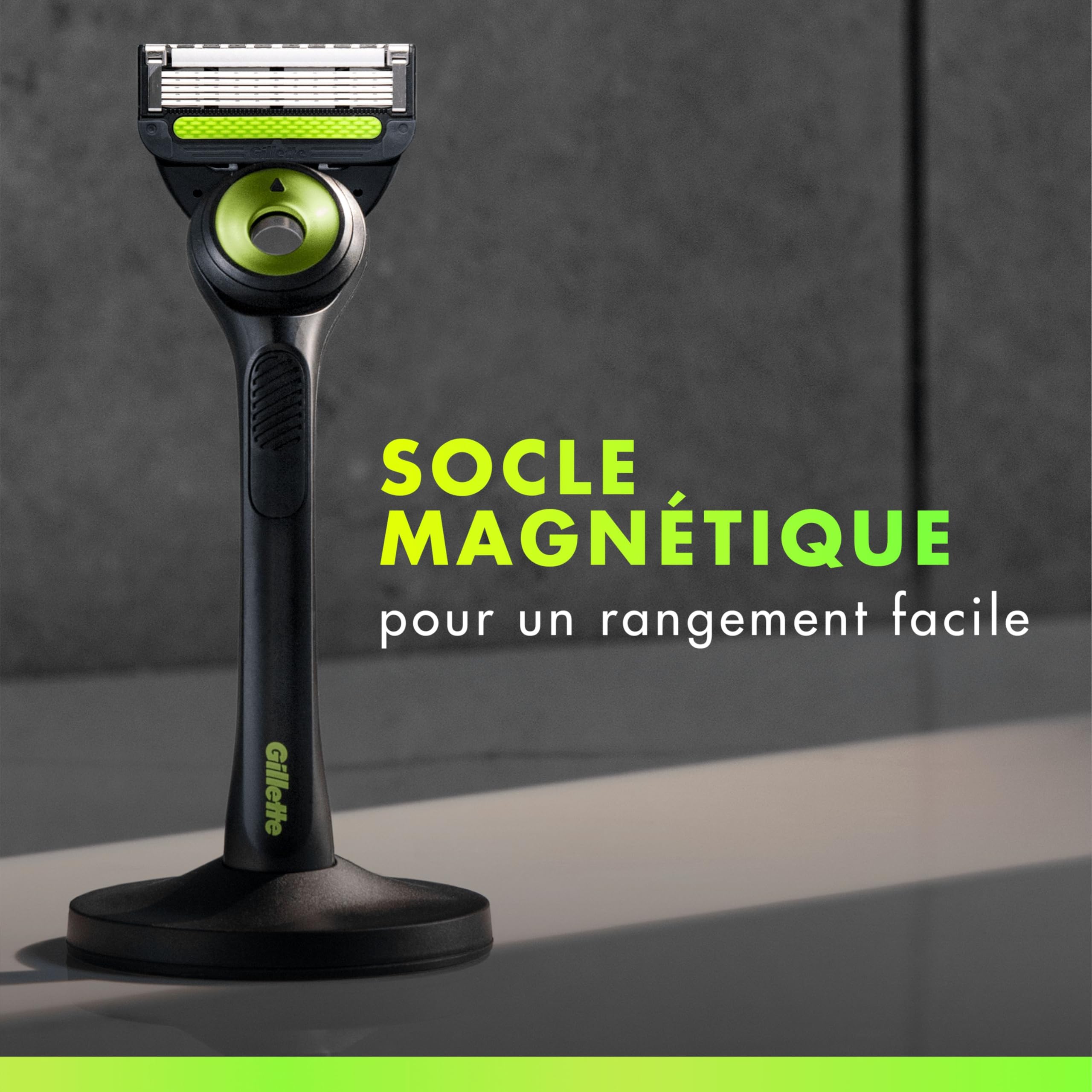 Gillette Labs Rasoir Homme, avec 8 Recharges, Noir – Manche Réutilisable en Métal, Cartouche de Rechange à Lames Affutées, Tête Flexible, Rasage Efficace avec la Technologie FlexDisc 2D