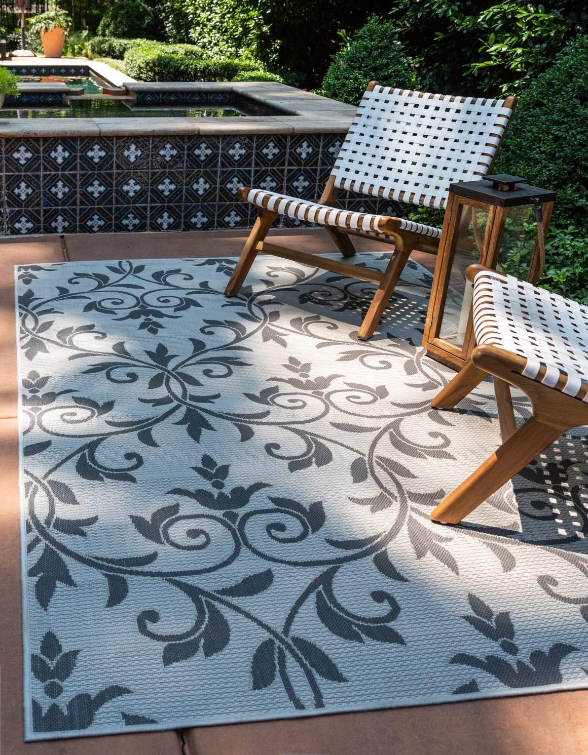 Unique Loom Outdoor Botanical Collection Area Rug - Victorian (5' 3" x 8' Rectangle, Gray/ Silver)