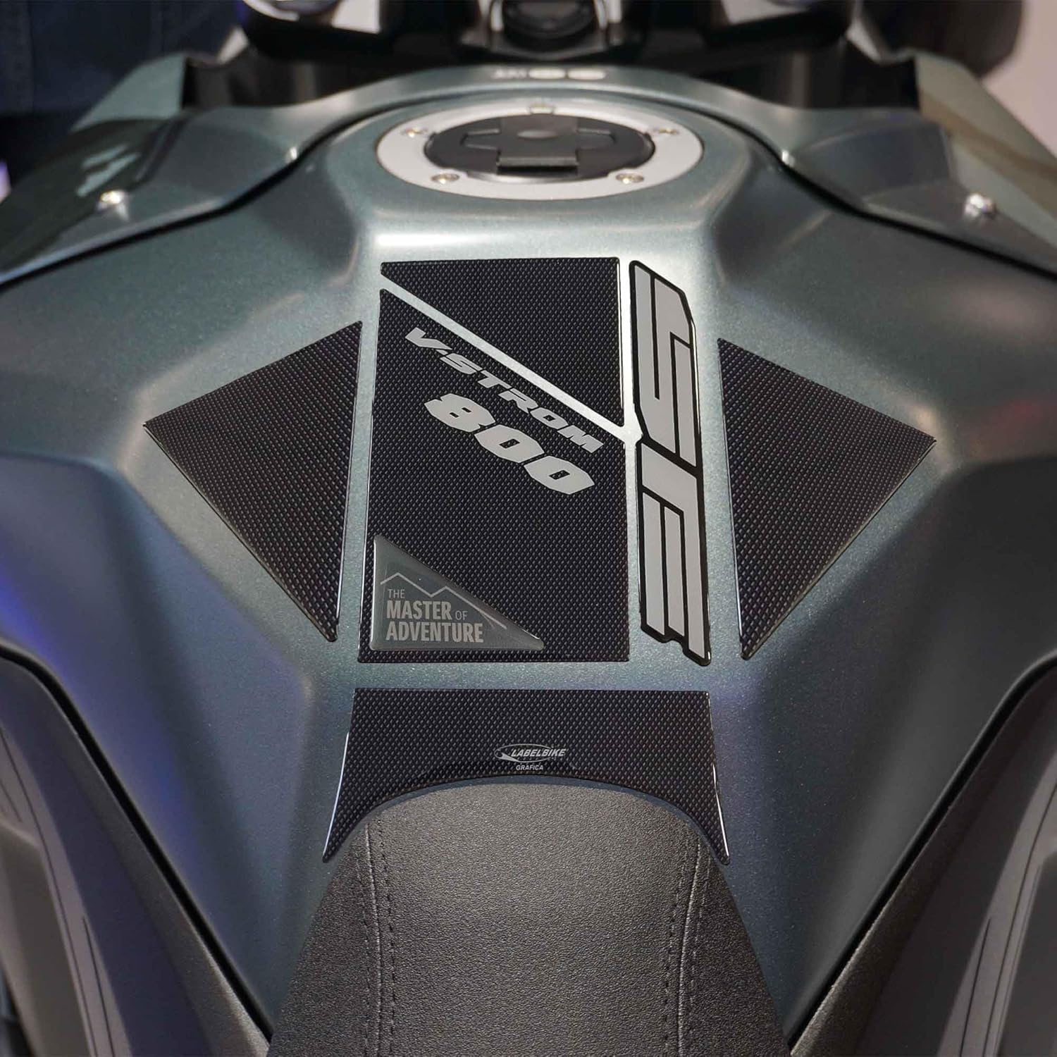 labelbike - 3D Sticker Motorcycle Fuel Tank Pad Protection and Decoration in Resin Compatible with Suzuki V-Strom 800SE Grey Color