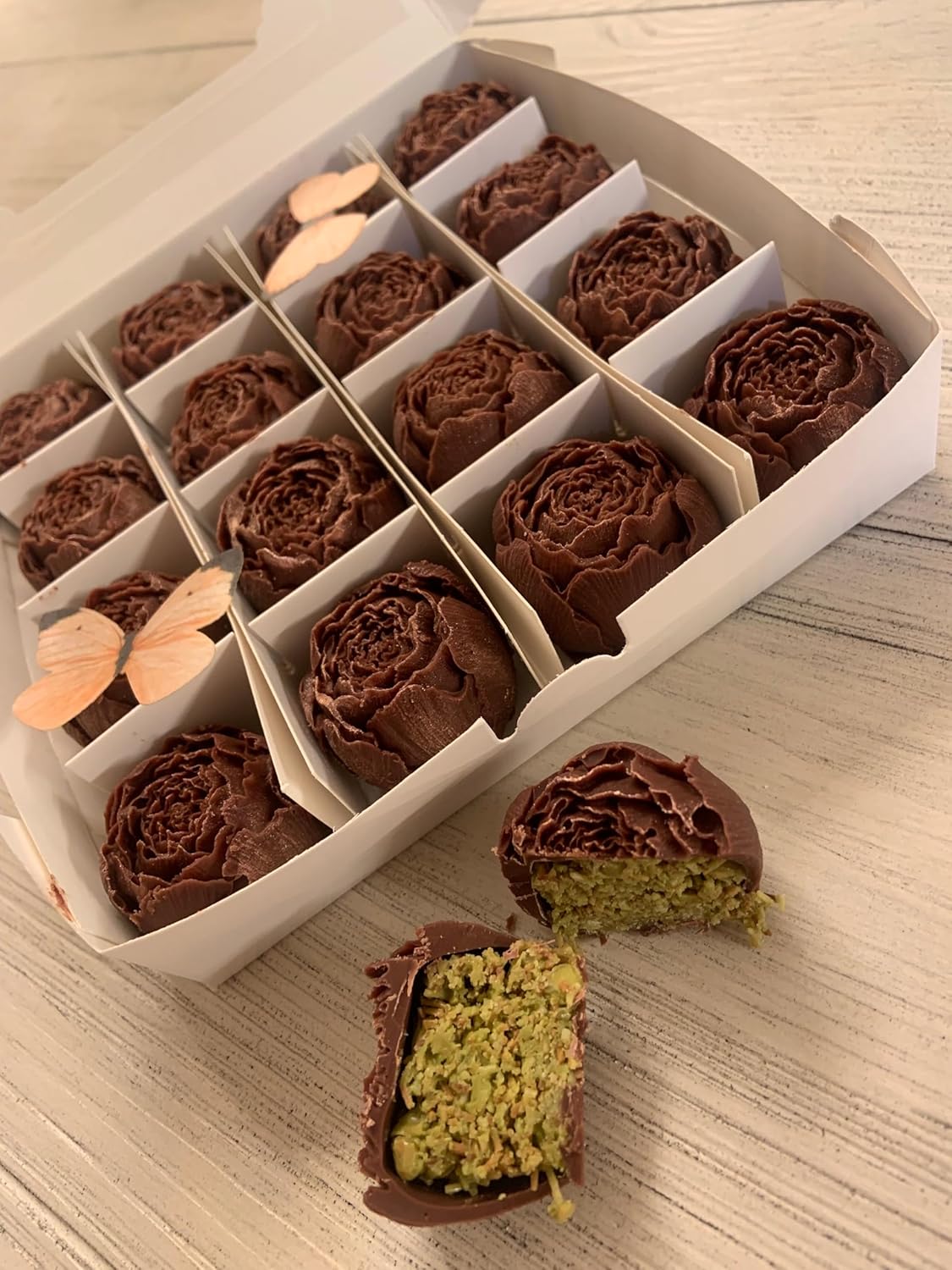 Generic Peony Chocolate. Dubai viral Chocolate with pistachio and knafeh. 16pcs. White chocolate