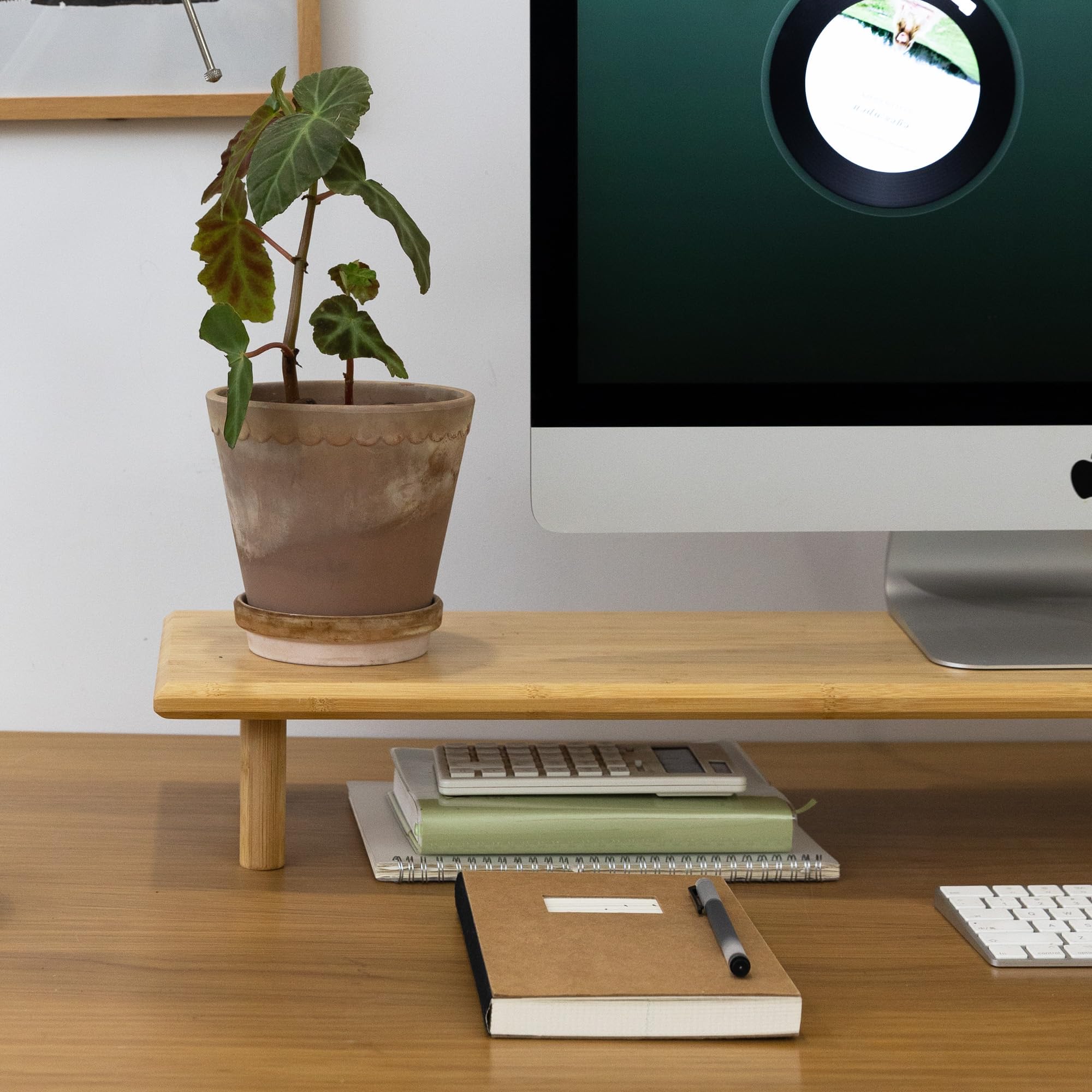 Soporte elevador de bambú para monitor doble con estante de almacenamiento, organizador de escritorio ergonómico para oficina en casa, WFH y trabajadores remotos (se adapta a 2 monitores