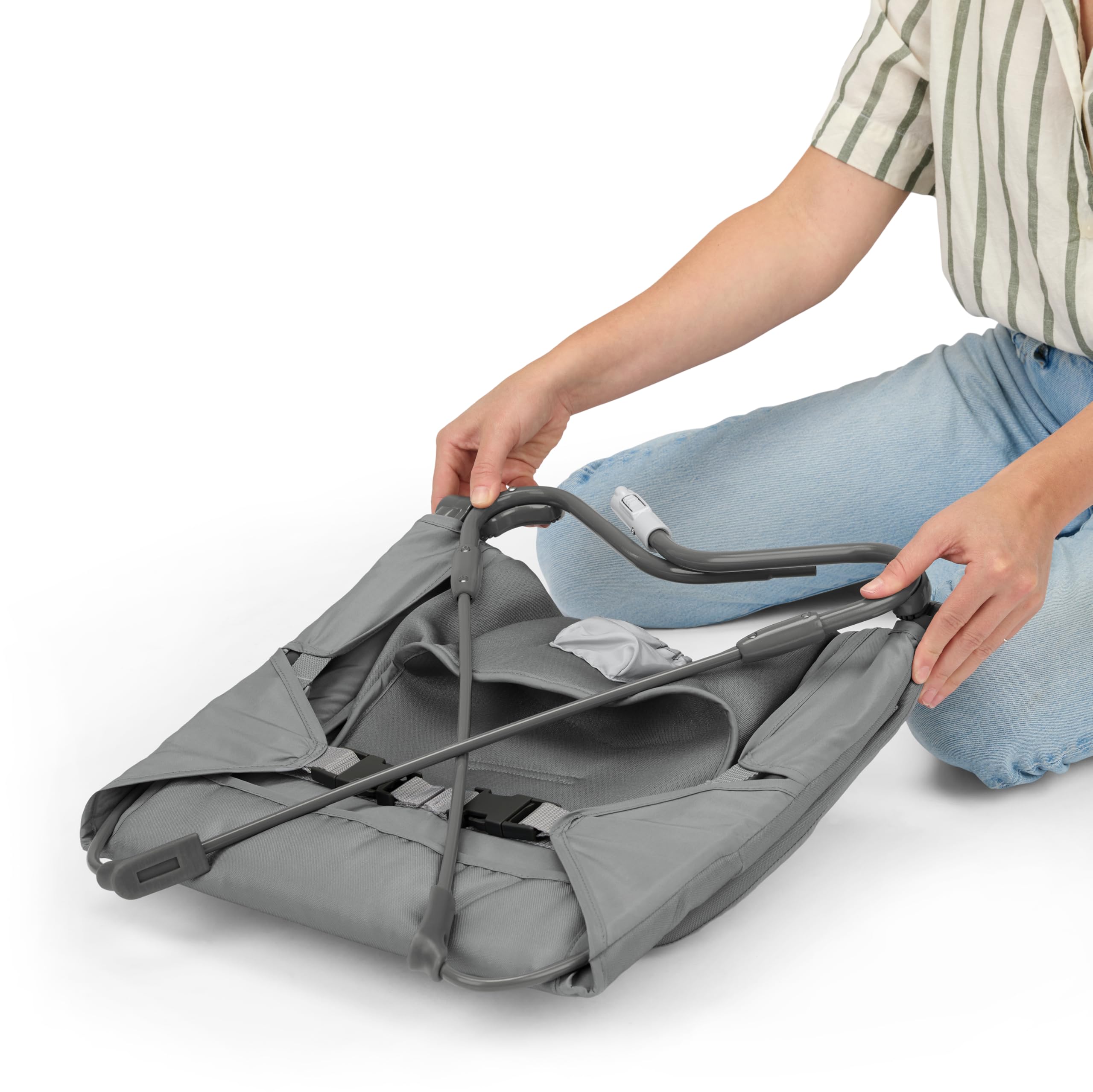 Ingenuity Stow & Go kompakte Falt Babywippe, leichter tragbarer Sitz mit Vibration & Spielzeug, Grau,