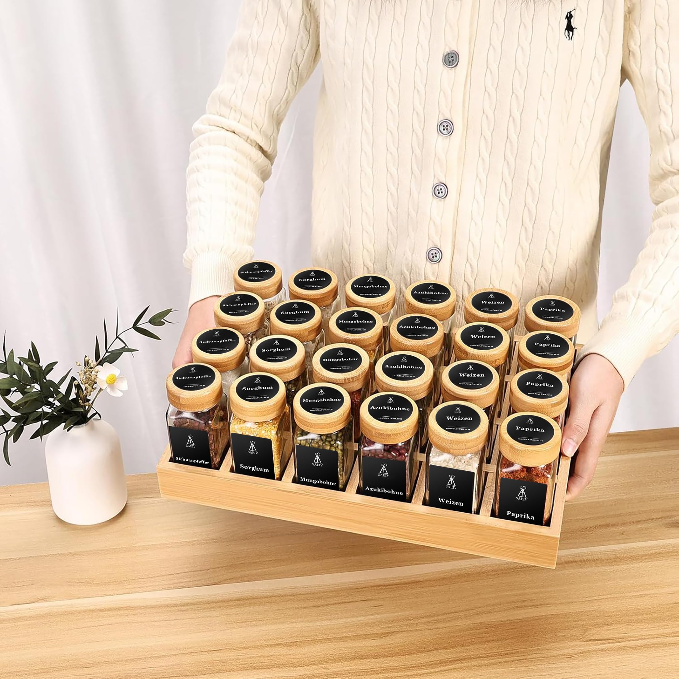 SAEIV Gewürzgläser Set 24 Stück Eckig mit Bambusdeckel & Gewürzregal, Borosilikatglas Luftdicht, inklusive Deutschen Gewürzetiketten, Einfülltrichter und Reinigungsbürste, Gewürzaufbewahrung