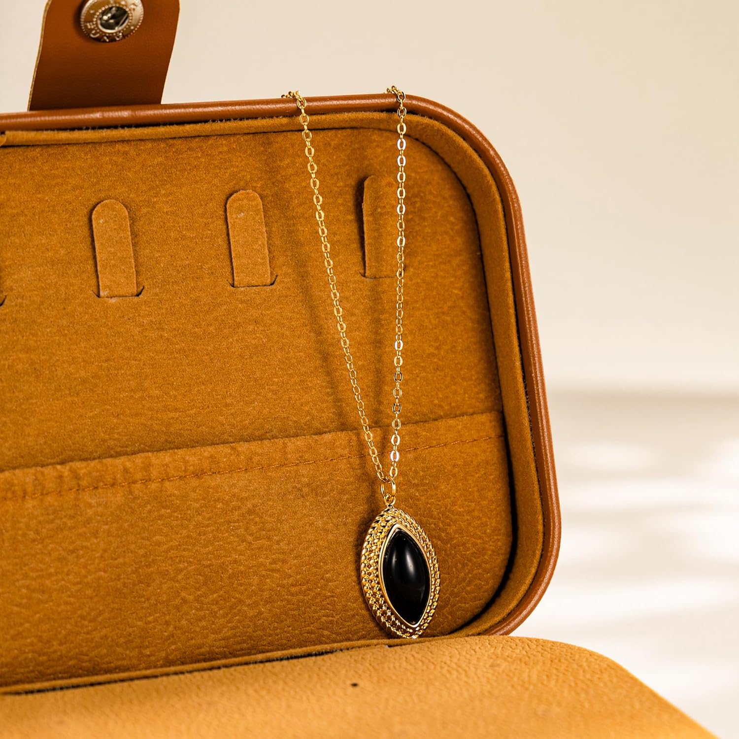 Gold Pendant Necklace for Women Vintage Black Oval Necklace Onyx Statement Necklace Trendy Jewelry - Image 3