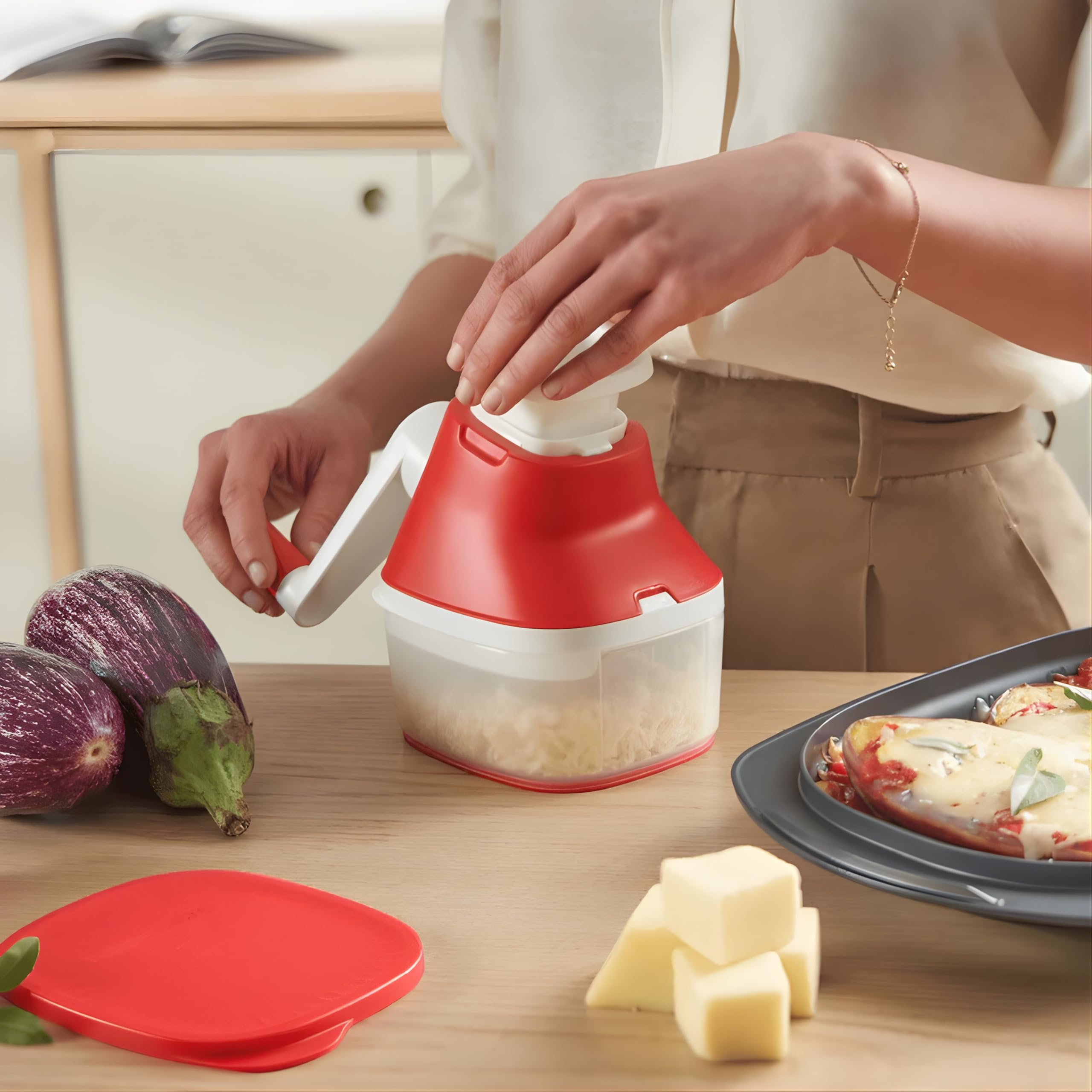 Tupperware Grate N Store Râpe Double Manivelle - Fin et Grossier Rotation 2 Sens - Contenant 430 ml Couvercle Inclus - Plastique - 13x11,5x15 cm - Cuisine Pratique Qualité Professionnelle