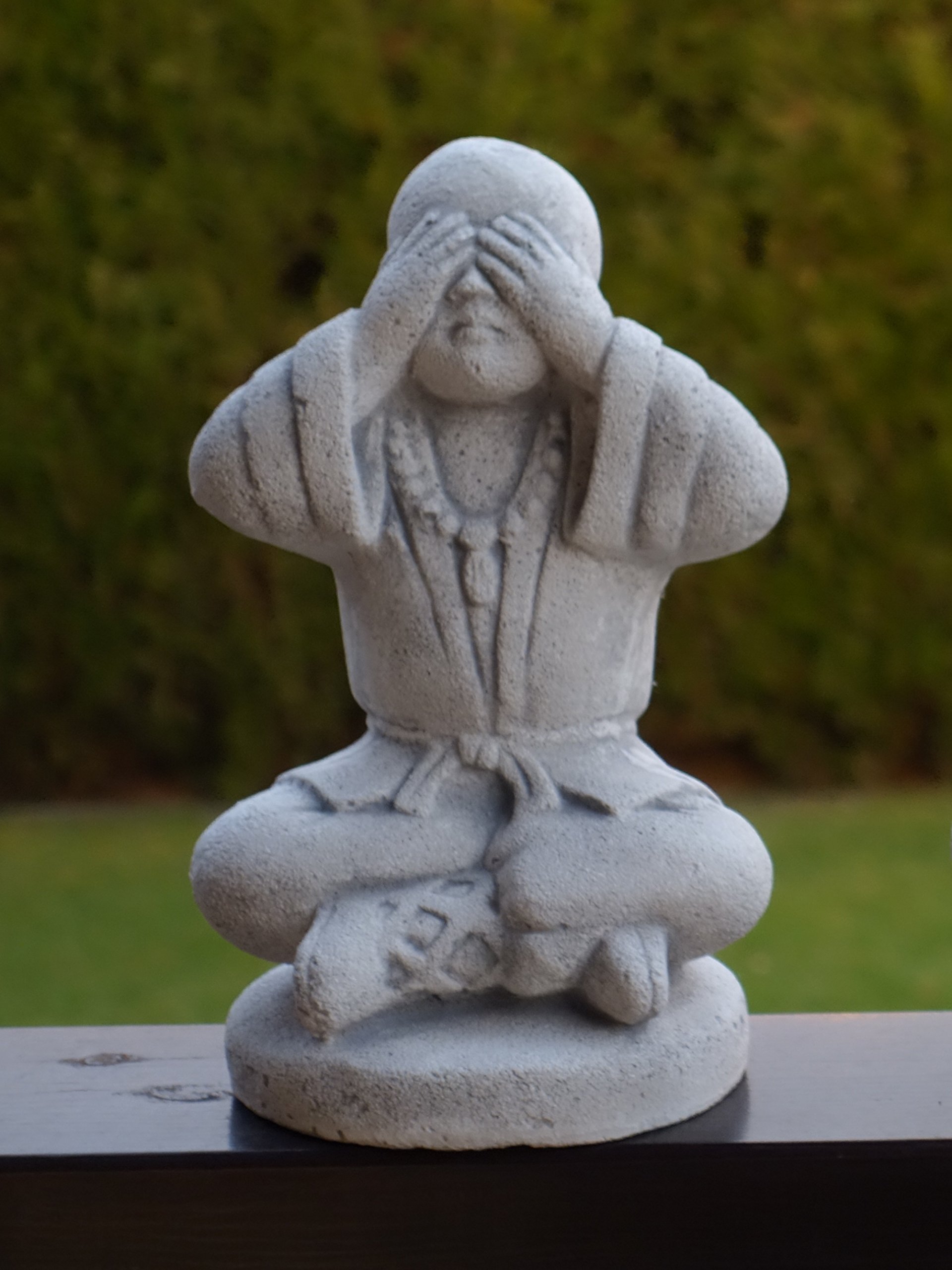 Boeddha met schaal, stenen figuur, H. 38 cm, 11 kg, grijs, vorstbestendig gegoten steen voor buiten