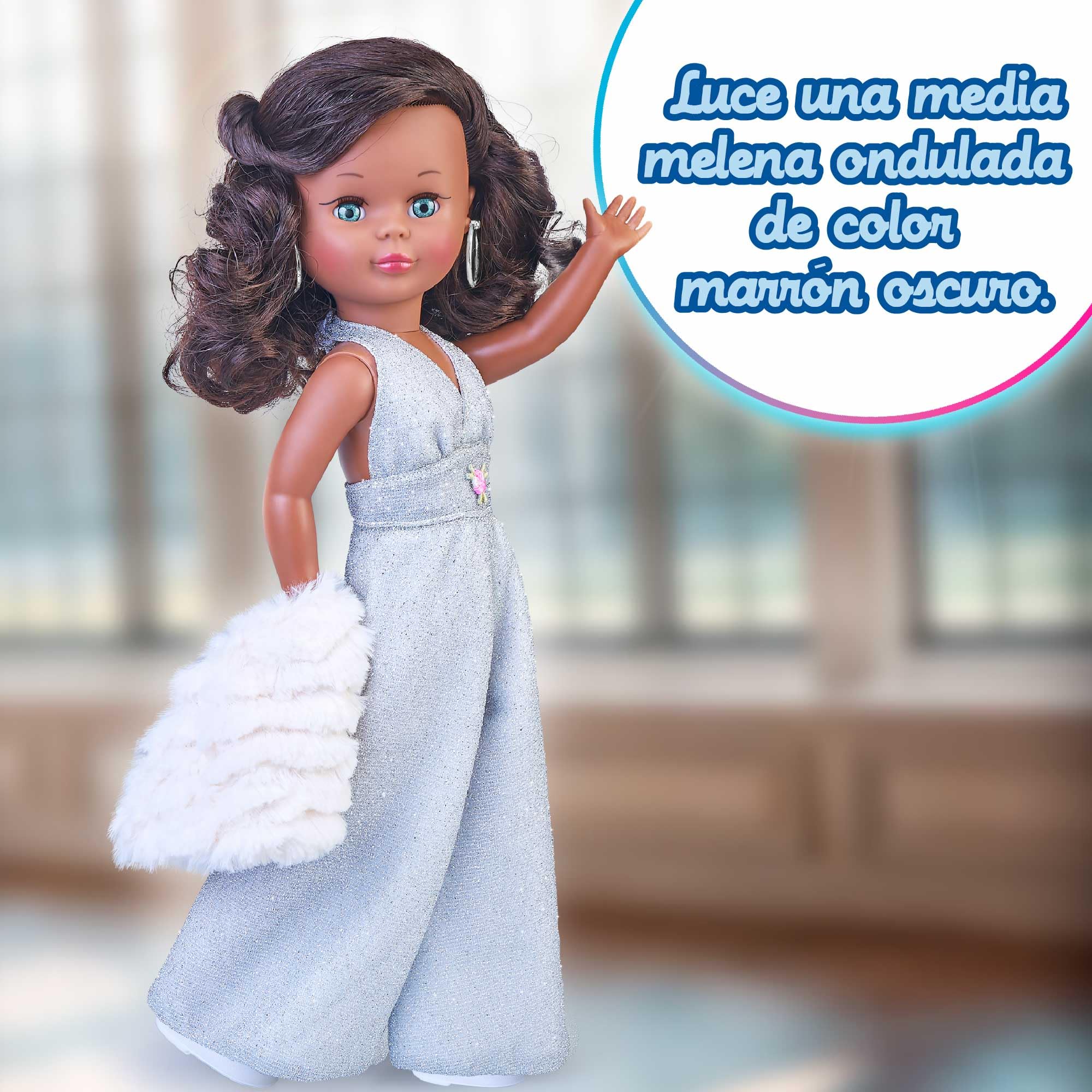 Nancy Colección Liceo Reedición de 1977, Muñeca de 42 cm con Mono Plateado Largo Anudado al Cuello, Luce una Media Melena Ondulada de Color Marrón Oscuro, Certificado Oficial, Famosa (NAL13000)
