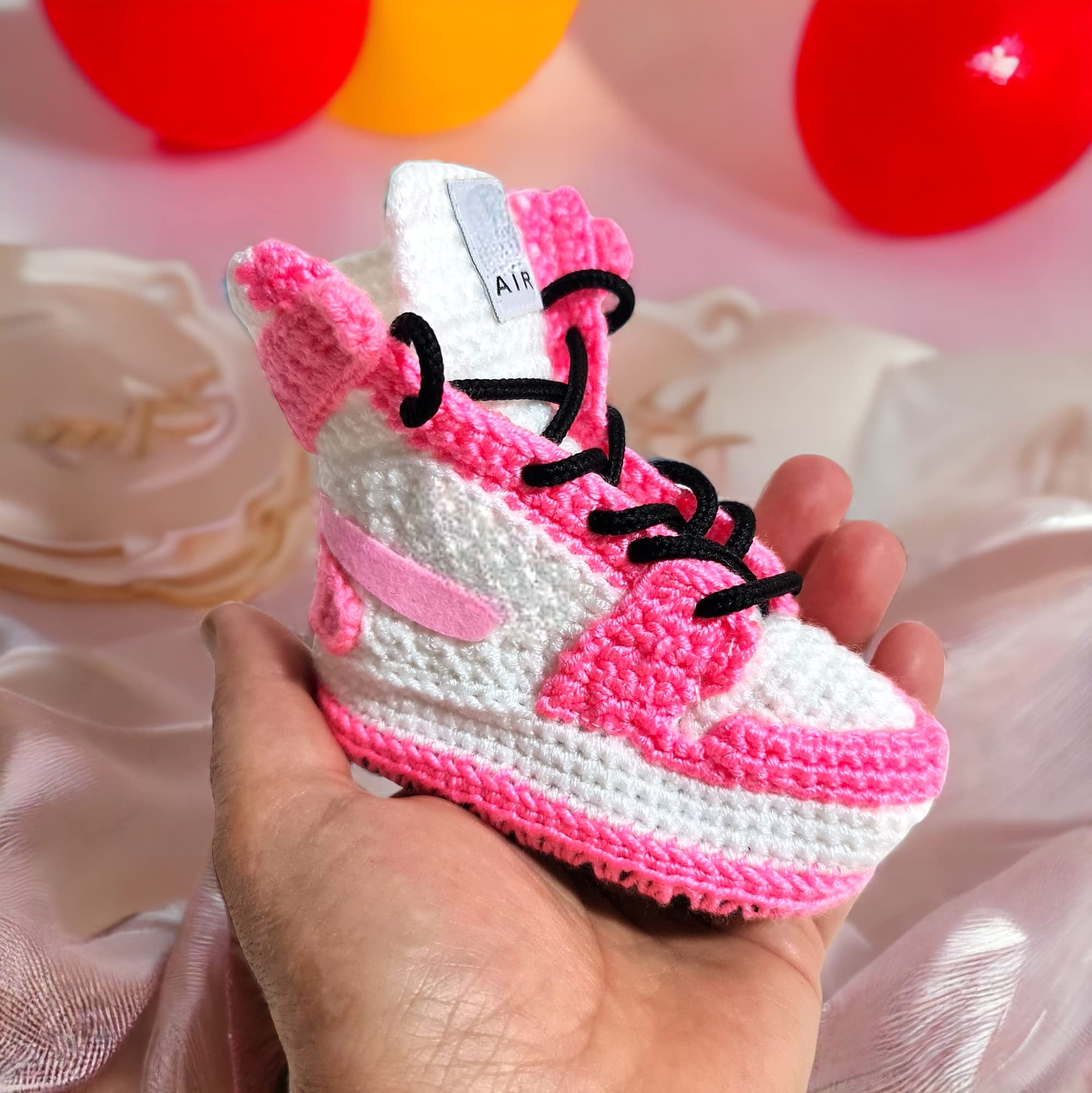 Handgefertigte Rosa Jordan Style Baby Sneaker - Weiche Häkel-Hausschuhe mit Anti-Rutsch-Sohle - Plüsch-Booties für Neugeborene & Kleinkinder - Winter Warme Socken
