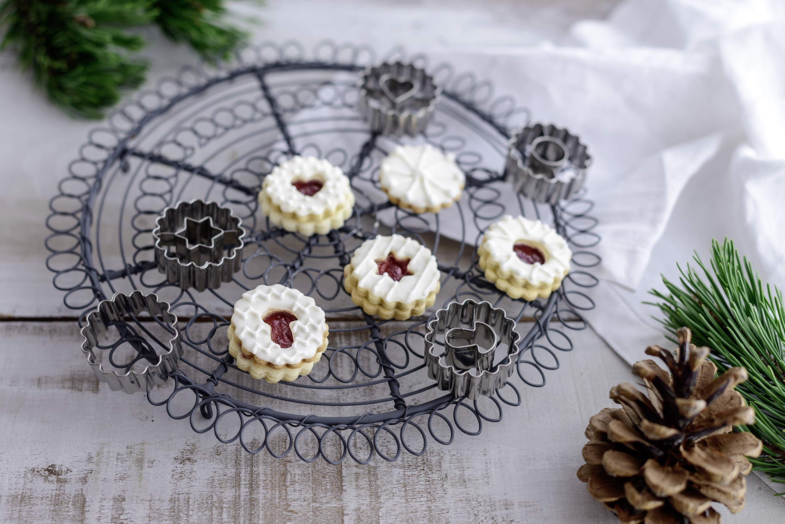 Dr. Oetker 15er Mini-Linzer Ausstecher-Set, Ausstechformen für Weihnachten, hochwertige Ausstecher für Plätzchen, Kekse und Fondant, vielfältige Motive (Farbe: Silber), Menge: 1 x 15er Set