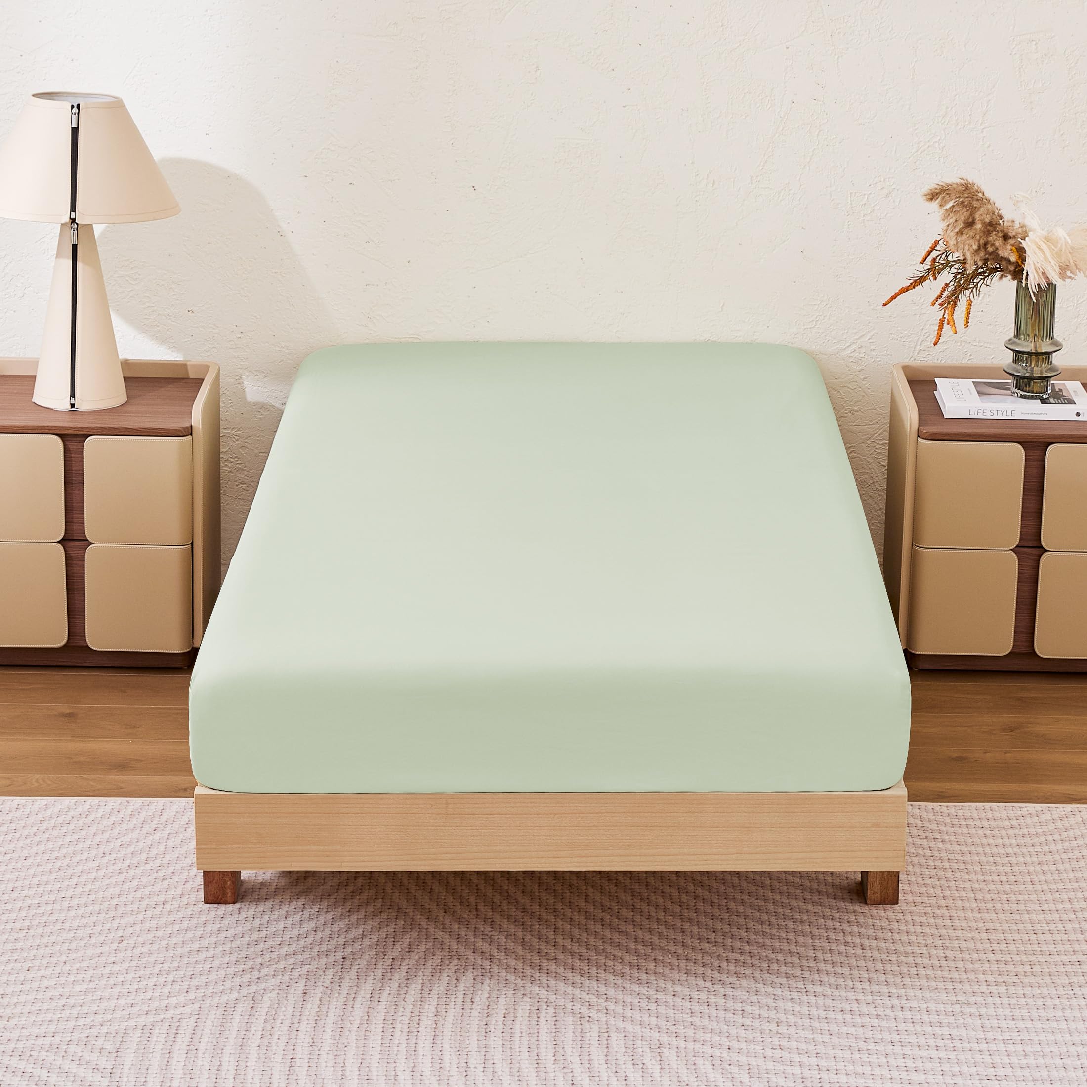 

                                                    Amazon Basics Soft Fitted Sheet, Lightweight Botto