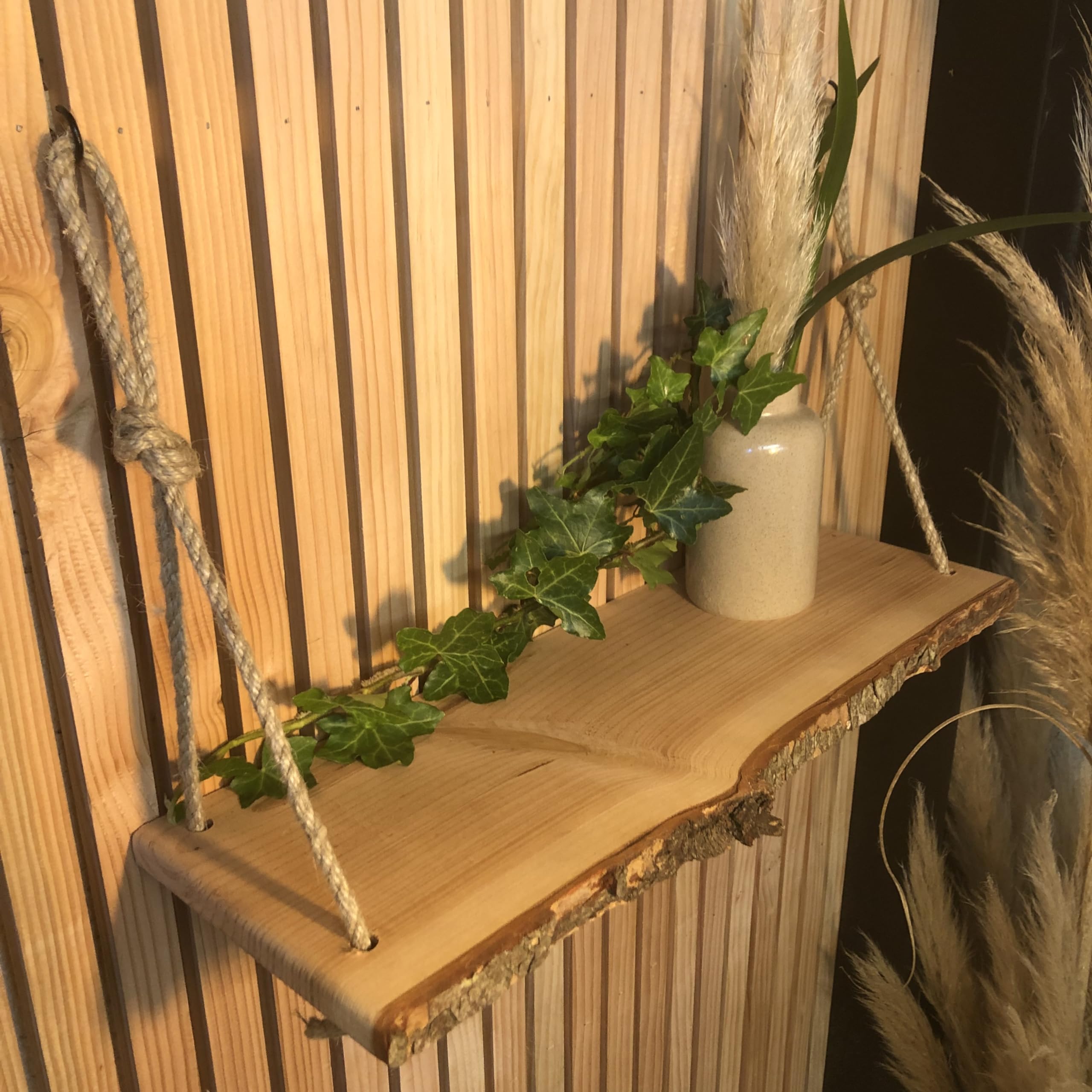 Étagère murale suspendue en bois noble au design minimaliste