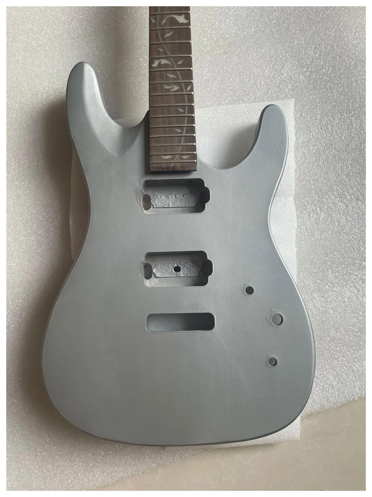 Stock Slat Difettoso Corpo e manico della chitarra elettrica Barile di tiglio Manico in palissandro Solo un corpo e manico della chitarra