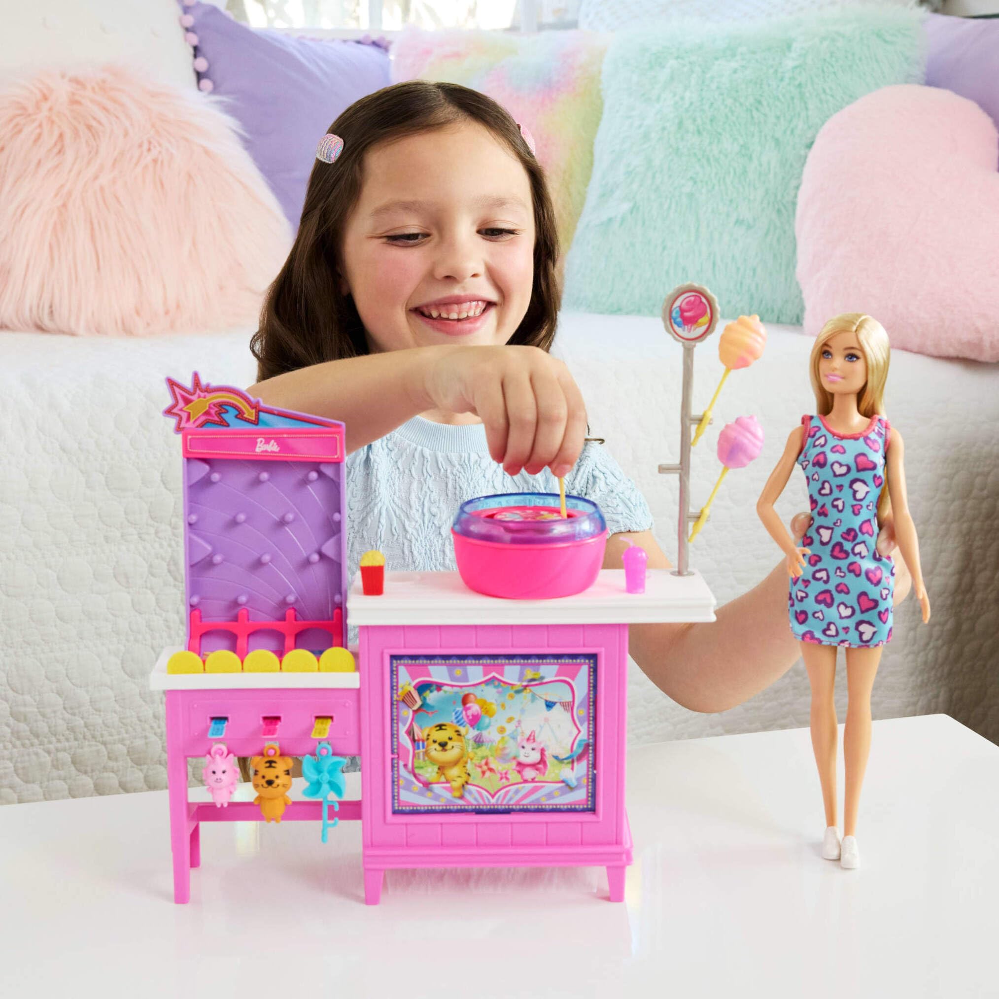 Barbie Mysteries: Beach Detectives Barbie Malibu Conjunto de juego con muñeca y puesto de juegos con algodón de azúcar, con 20 accesorios, incluidos premios, JFV67
