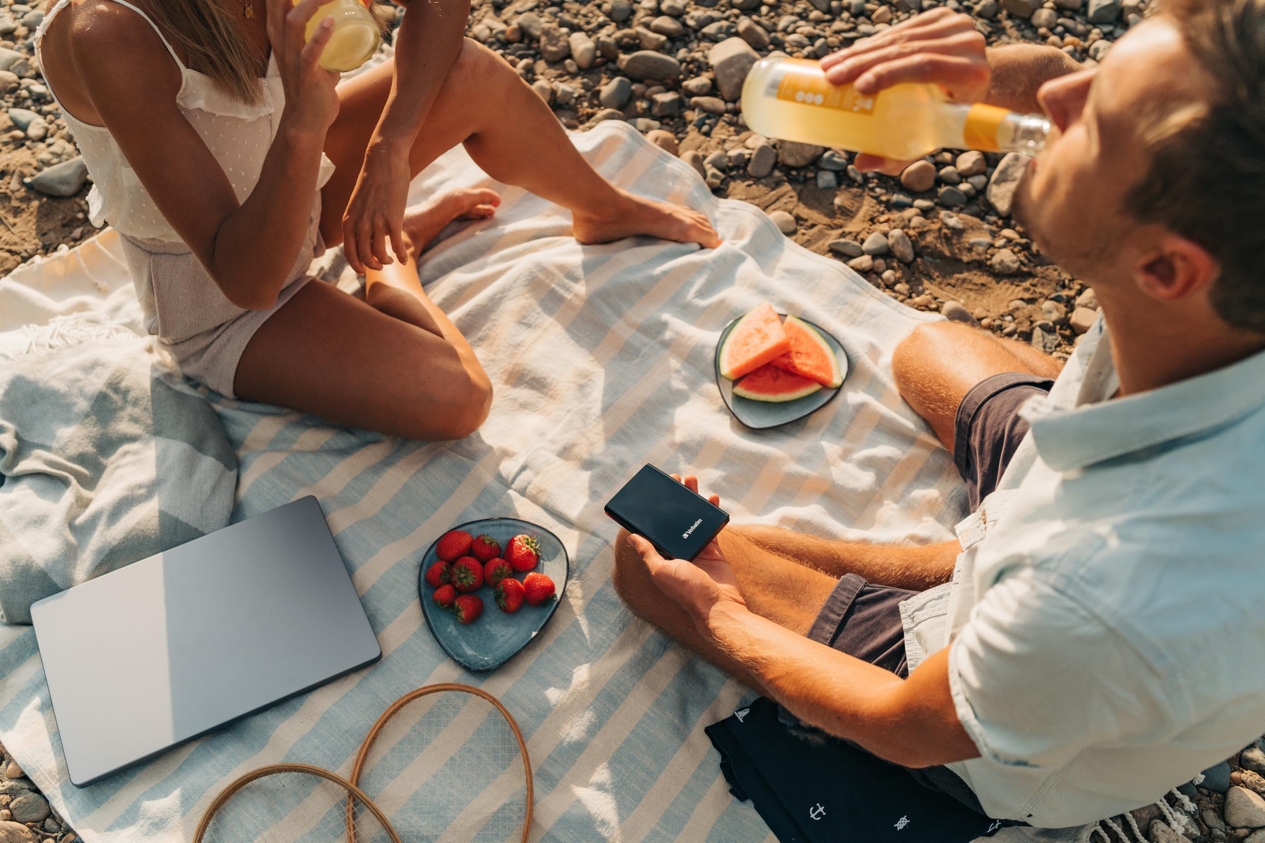 Verbatim Store 'n' Go Slim Portable SSD 256GB, USB 3.2 Gen 1 SSD, fino a 5 Gbps con connettore USB-C e adattatore, software di backup nero, compatto, leggero e affidabile per Mac, PC, nero