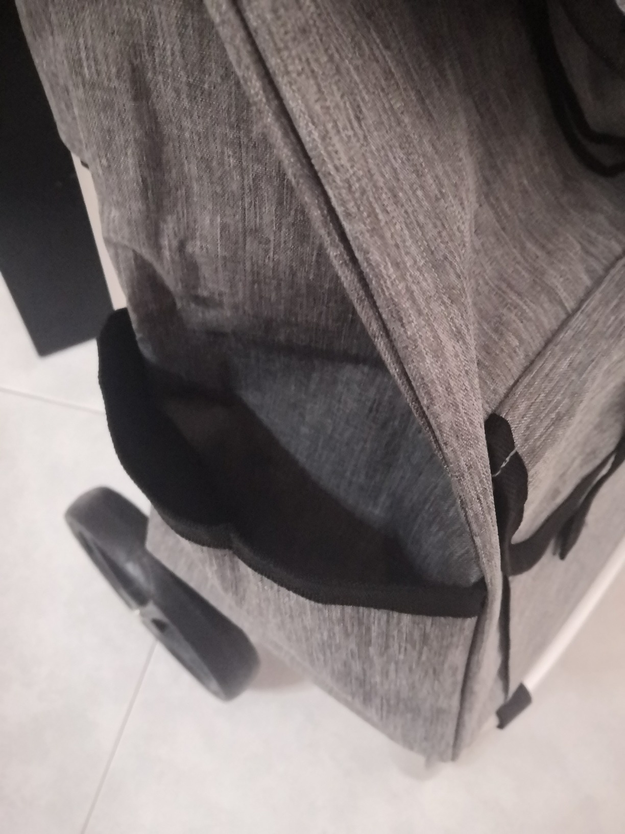 Carrello pieghevole per la spesa e la lavanderia, progettato con tre
