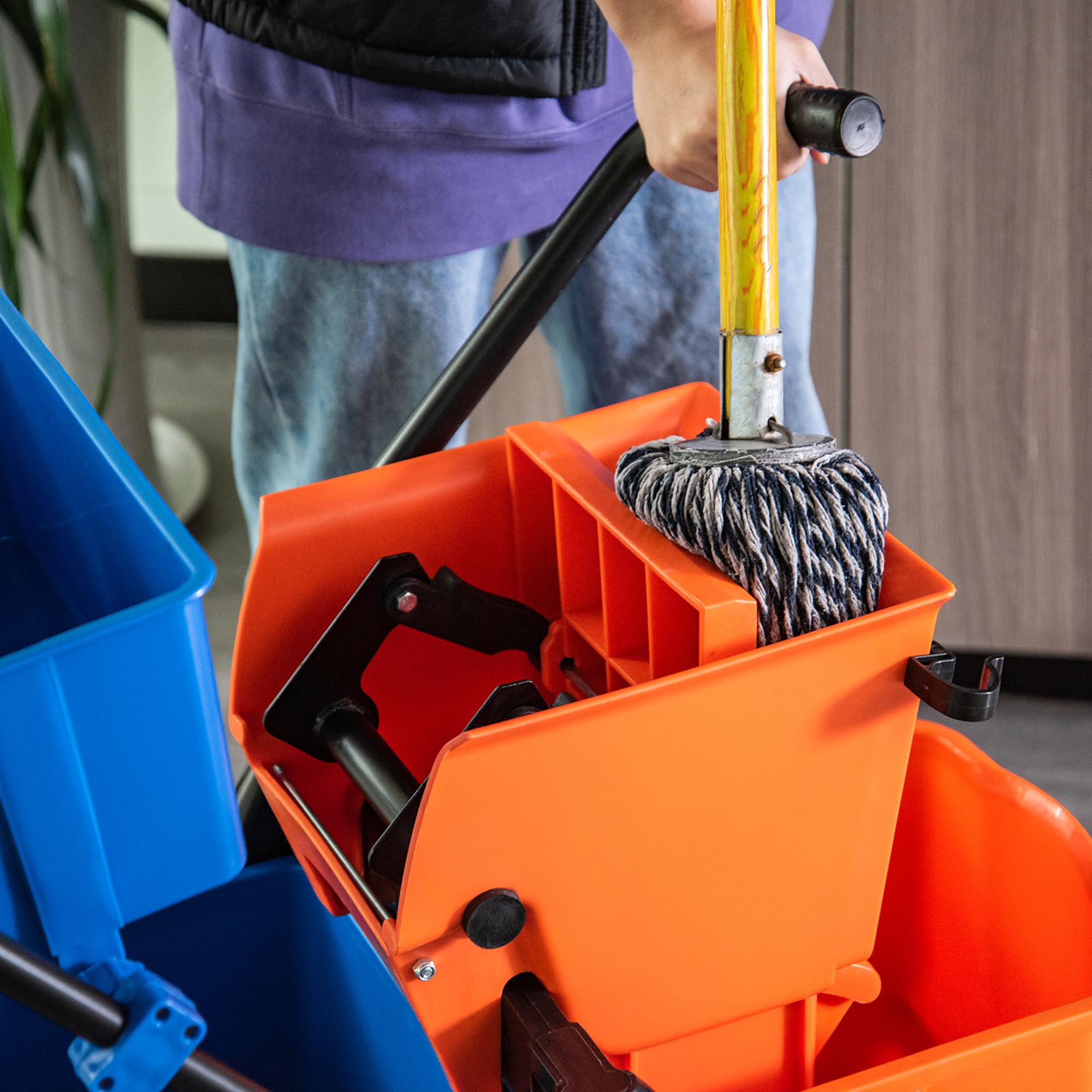 HOMCOM Putzwagen Reinigungswagen 26 Liter Wischwagen mit Wischmopp-Presse Orange