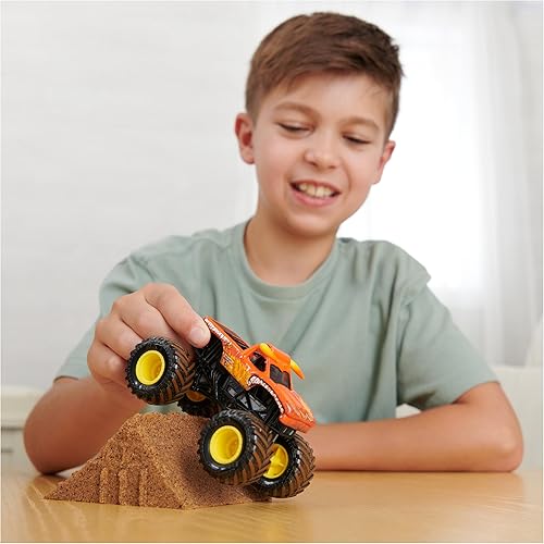 Miniatura 8 de Monster Jam, El Toro Loco Monster Dirt Juego de 1 libra con Camión Oficial Fundido a Presión a Escala 164, Juguetes para Niños Varones de 3 Años en