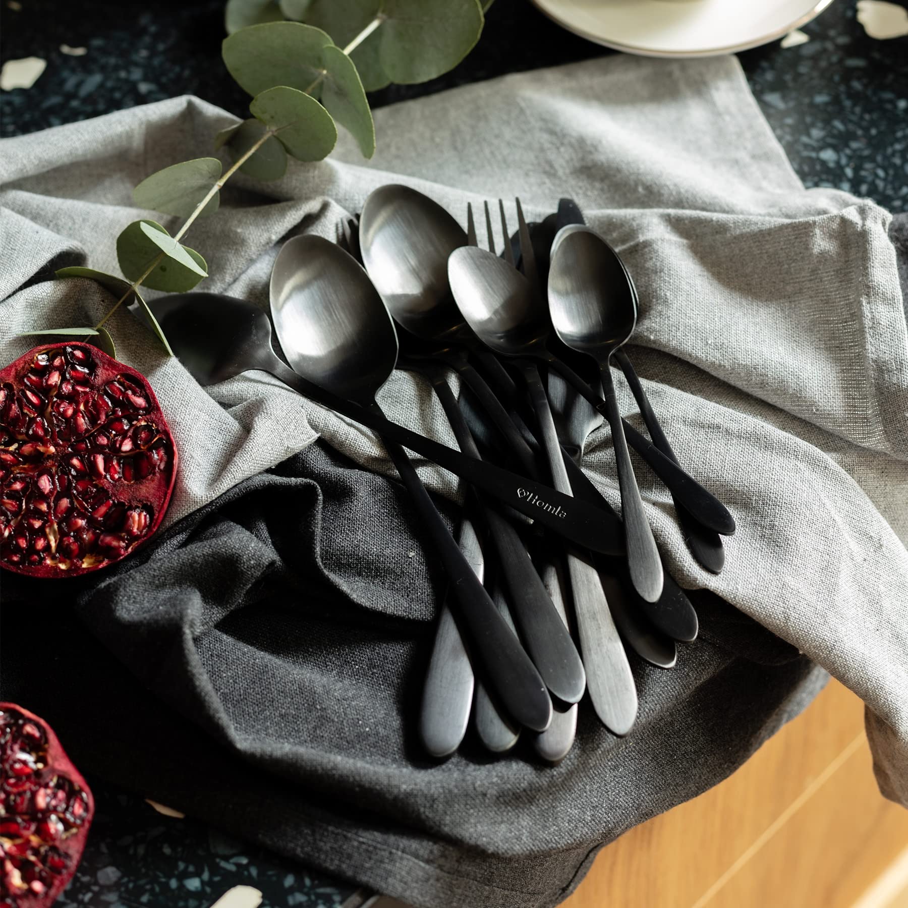HOMLA Abele Set di Posate da 16 Pezzi - Set di Posate per 4 Persone - Quattro Cucchiai, Quattro Forchette, Quattro Coltelli, Quattro Cucchiai - Acciaio Inox - Nero