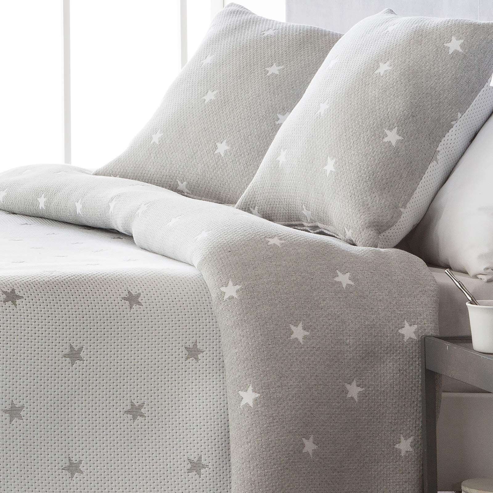 Barceló Hogar - Colcha Jacquard Reversible Estela, Colcha Tejida para Verano o Entretiempo con Dibujo de Estrellas, Color Blanco Reversible en Beige, Medida 250x270 cm, Cama 150 cm.