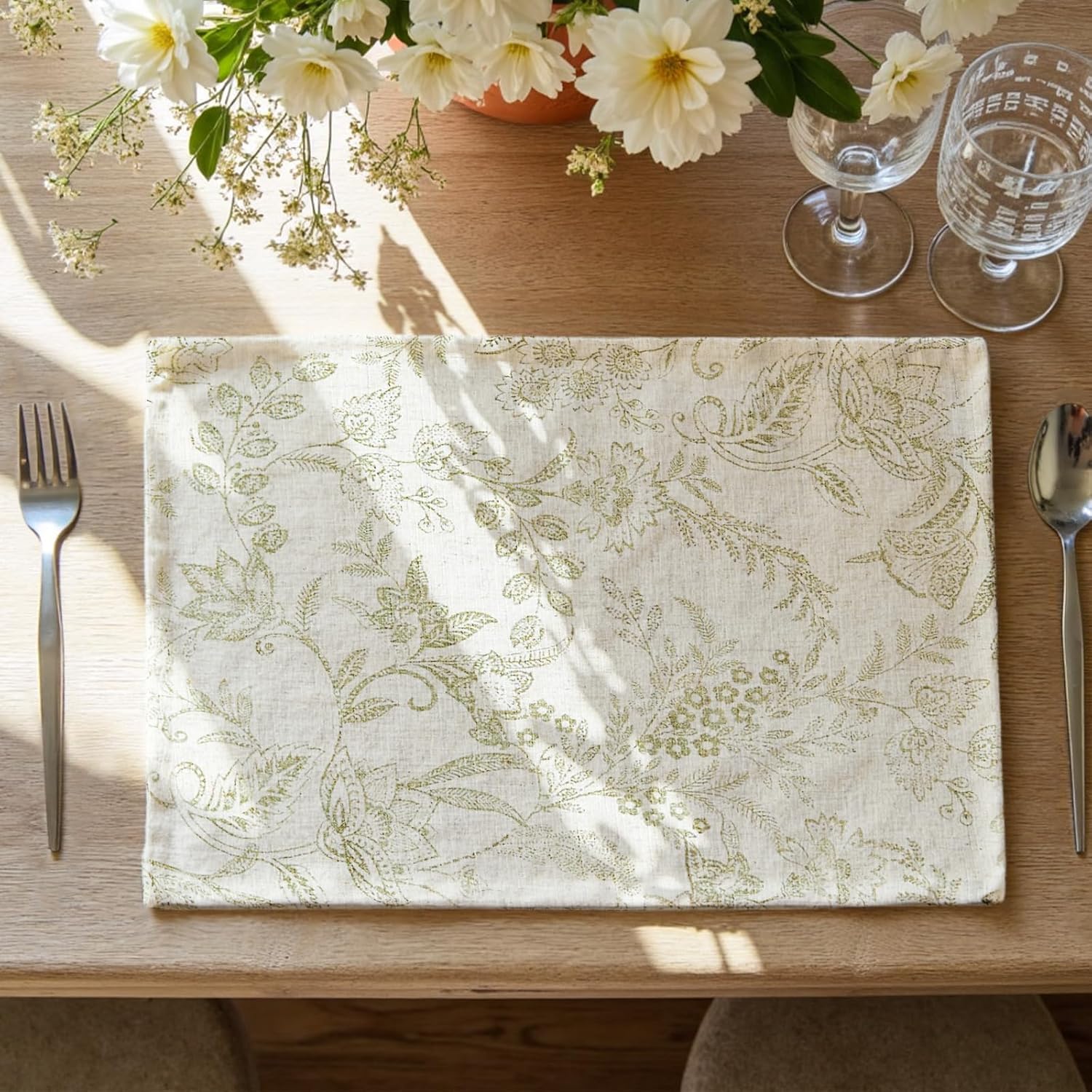 JINCHAN Linen Floral Placemats Set of 4 Cloth Table Mats Rustic Cottagecore Botanical Outdoor Seasonal for Kitchen Dining Table Decor Non-Slip Washable Tablemats 13x19 Inch Green