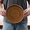 Canasta de Servir de Ratán Tejido a Mano 8.66 pulgadas - Plato Redondo para Frutas, Bocadillos, Aperitivos, Pan, Desayuno, Barbacoas, Fiestas - Bandeja Decorativa para Sala, Cocina, Decoración de Comedor (Pequeña) 3