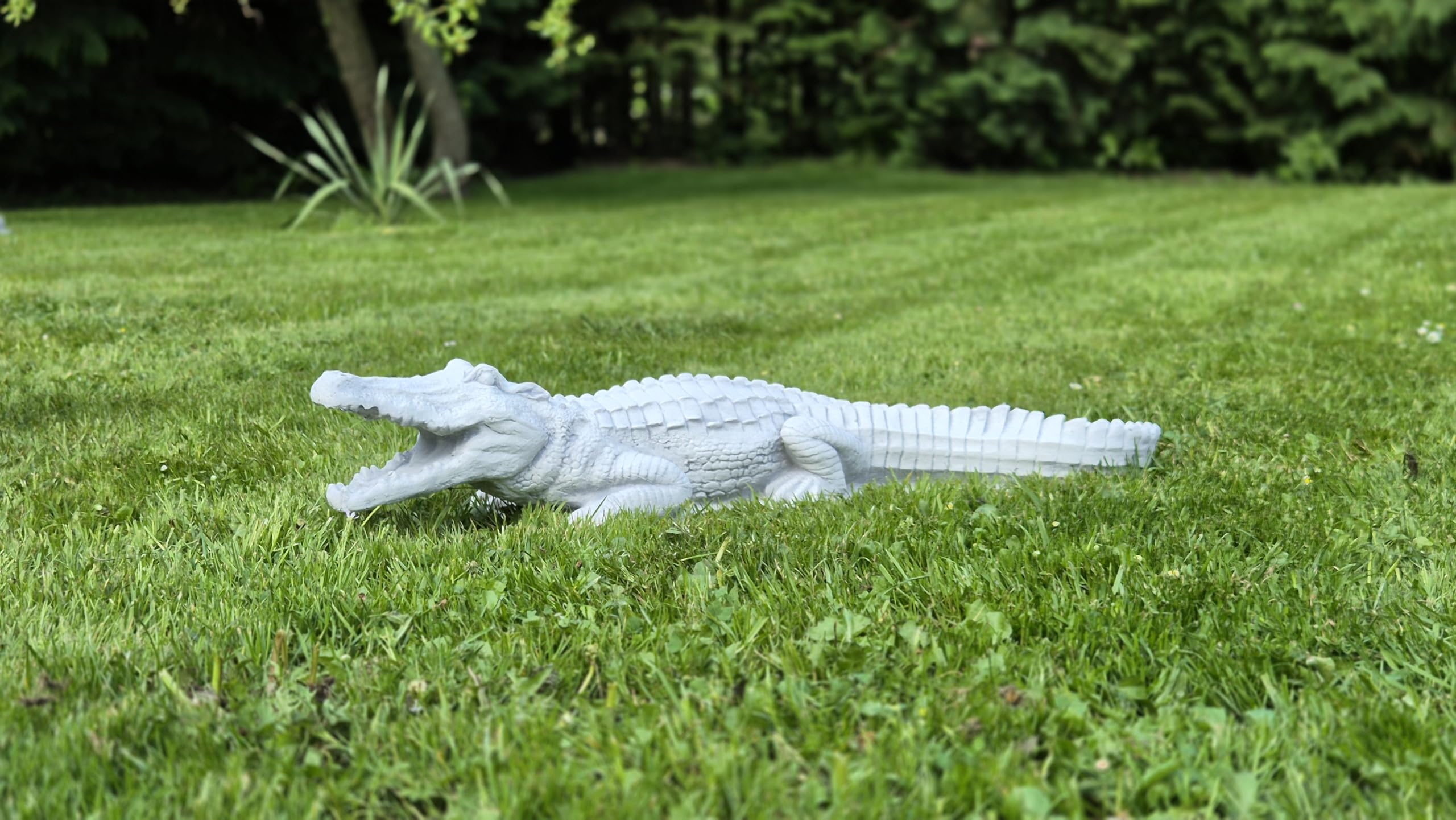FABRIQ Crocodile 68 cm – 10 kg – Statue en pierre artificielle grise – Décoration de jardin résistante au gel – Statue animalière massive