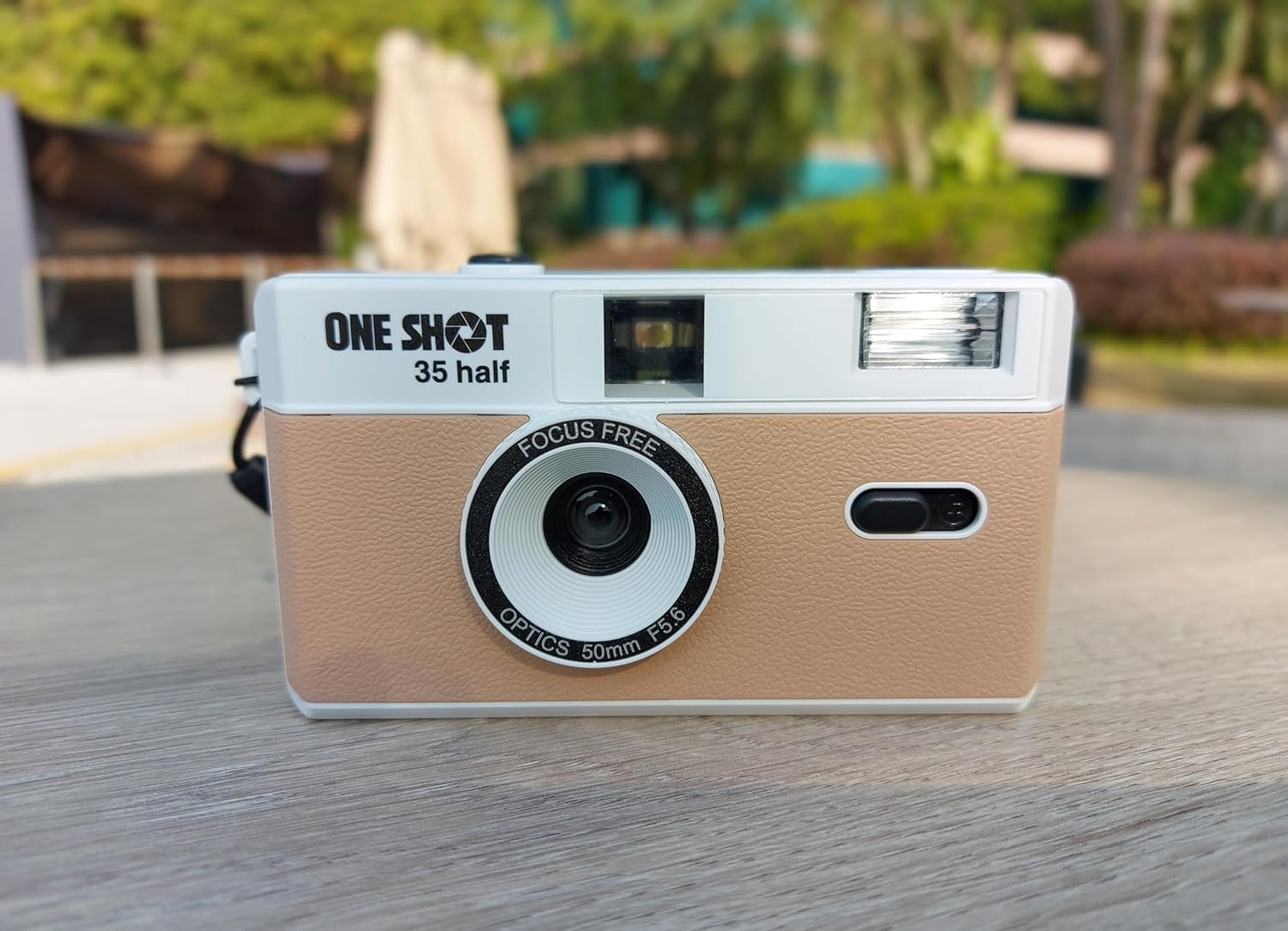 1 Shot Point and Shoot 35mm Film Camera, Reusable Retro Half Frame Camera, Built in Flash, Included One Roll ASA/ISO 400 Black & White Film 18 Exp., (36 Shots) Battery Not Included (Mocha Color)
