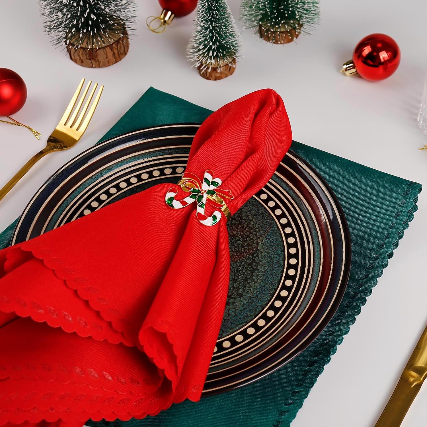 Christmas Napkin Rings and Cloth Napkins Set of 16pcs, 8 Pieces Red Polyester Cloth Napkins Plus 8 Pieces Merry Christmas Metal Napkin Rings for Xmas Gathering Party Dinner Table Decor