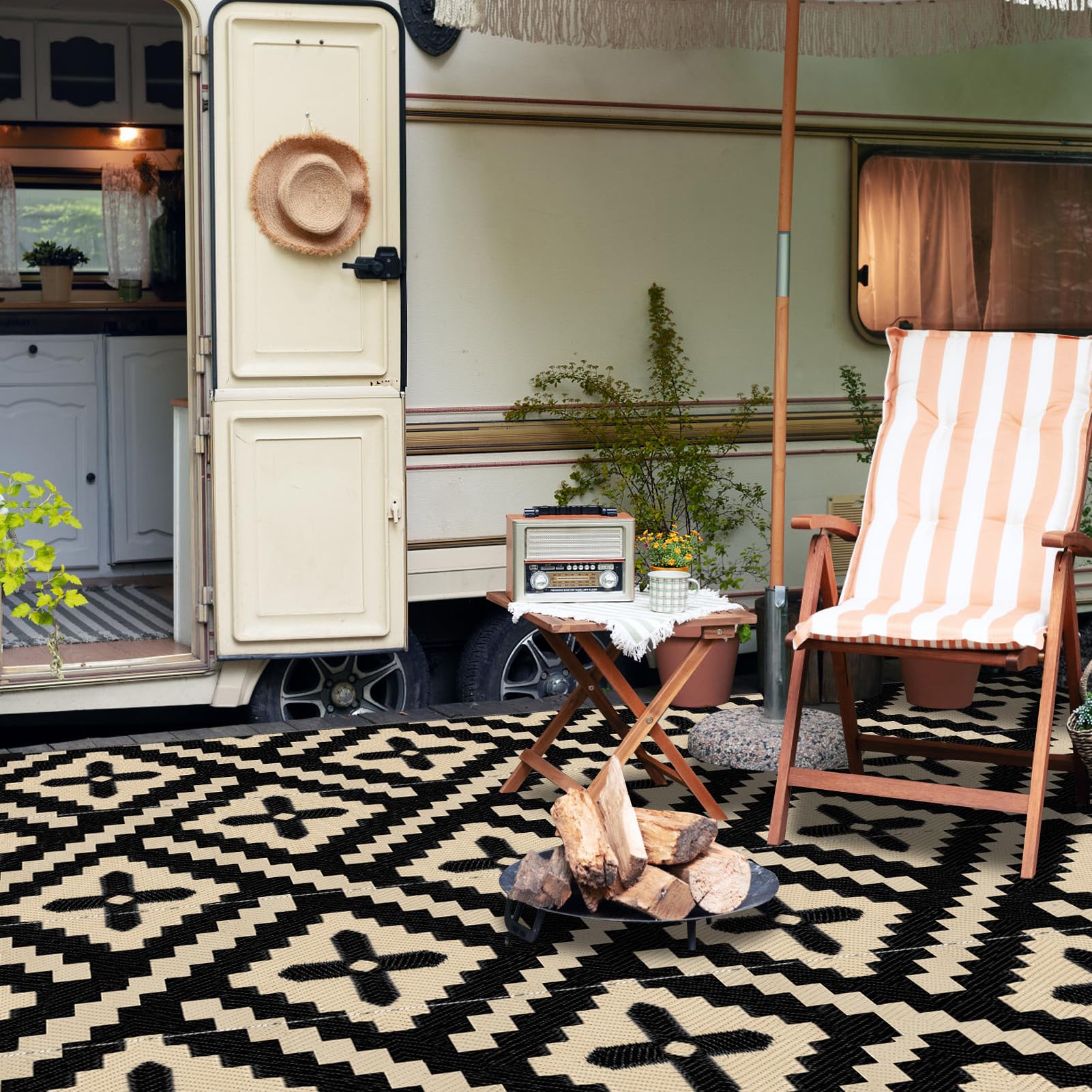 Alfombra de exterior geométrica de paja de plástico, protección UV, alfombra de terraza reversible, lavable, impermeable, para camping, jardín, para balcón, caravana, color negro y beige, 180