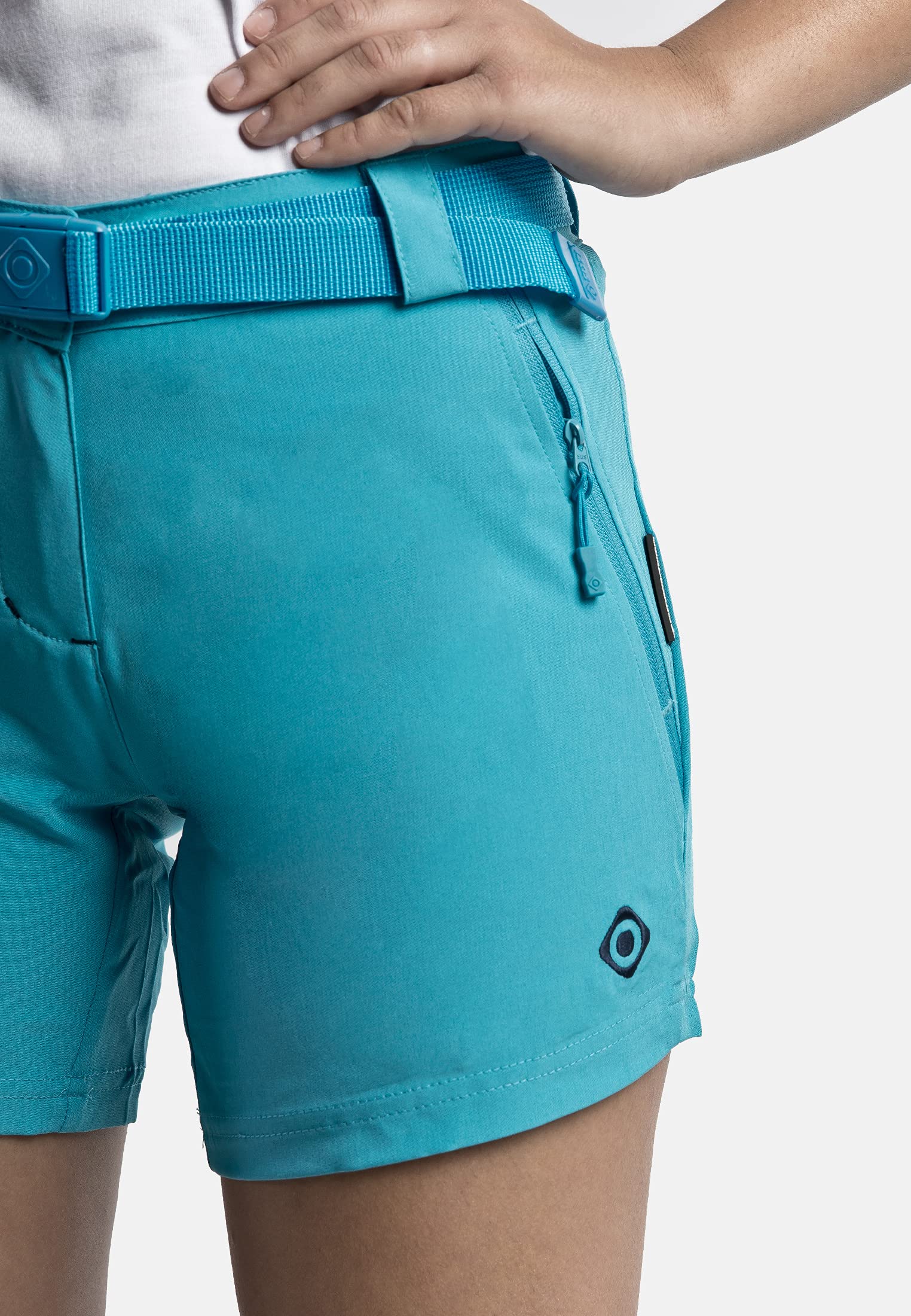Izas Nagela II Pantalón Corto Trekking y Senderismo para Mujer. Tejido Mount-Stretch Repelente al Agua, Transpirable y Elástico. Rápido Secado. Incluye Cinturón. Regular Fit