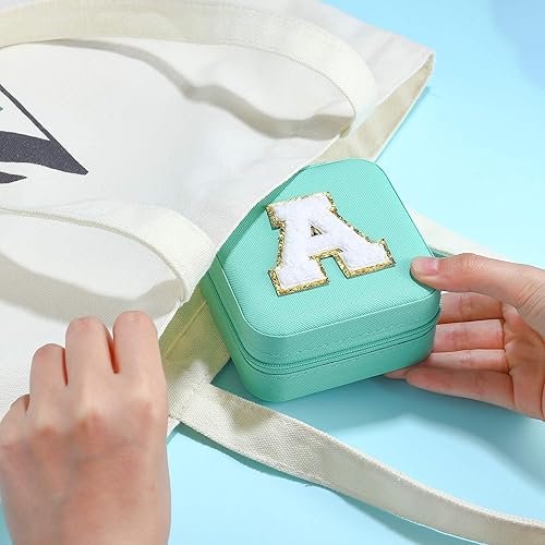 Miniatura 7 de Parima Joyero con inicial para mujeres y niñas, estuche de viaje azul Parches de letras de felpilla Joyero de viaje personalizado multifuncional