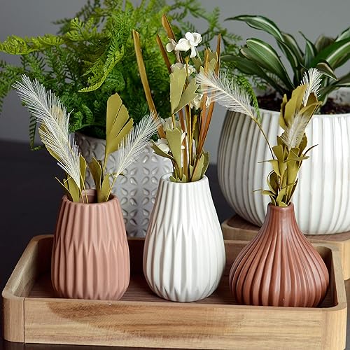 Miniatura 2 de WHW Whole House Worlds Juego de 3 jarrones icónicos de Scandi para bebé, estriados, esmalte con acabado mate, color marrón empapado, blanco y