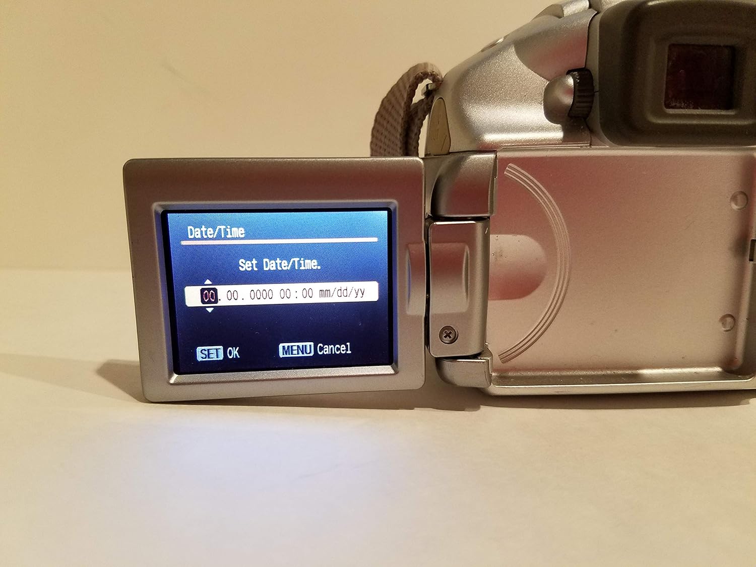 Canon PowerShot S2 IS LCD screen displaying date and time setting menu