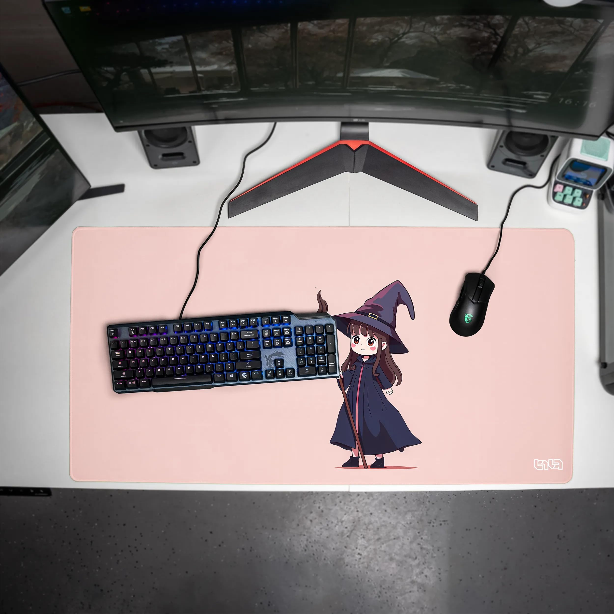 Tilt Podkładka na Biurko 100x50 cm | Antypoślizgowa Duża Podkładka pod Mysz oraz do Akcesoriów Komputerowych i Biurowych | Wodoodporna Mata na Biurko XXL (Chibi Magician)