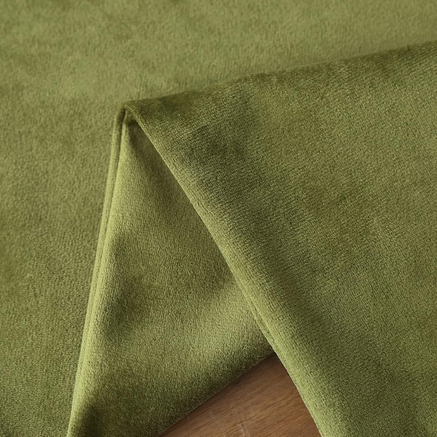 MUDILY Pack of 2 Velvet Soft Decorative Square Throw Pillow Covers Cushion Case Pillowcases for Sofa Chair Bedroom Car, Grass Green 20 x 20 Inch